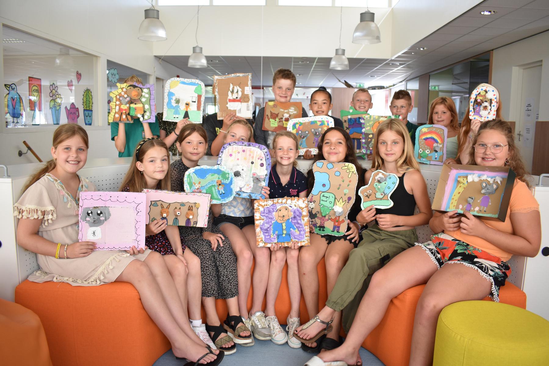 Groep leerlingen van IKC Franciscus in Babberich toont trots hun kunstwerken. Groep leerlingen van IKC Franciscus in Babberich toont trots hun kunstwerken.