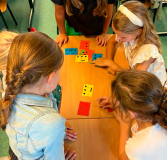 Groep leerlingen van Kindcentrum Dierdonk in Helmond spelen samen met kleurrijke blokken op een tafel. Groep leerlingen van Kindcentrum Dierdonk in Helmond spelen samen met kleurrijke blokken op een tafel.
