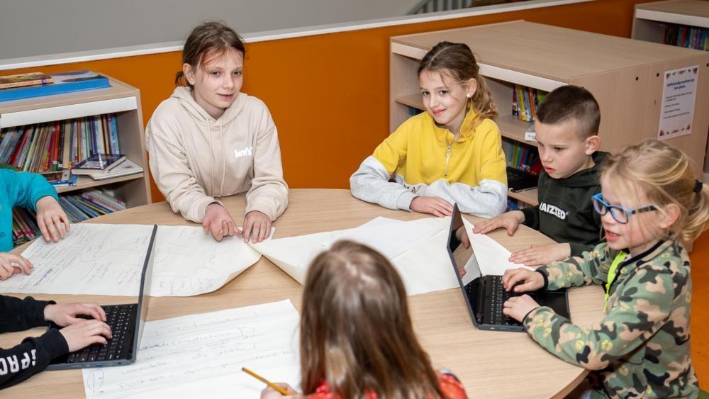 Groep leerlingen van Openbare Basisschool De Tweemaster in Pijnacker werkt samen aan een project aan een ronde tafel. Groep leerlingen van Openbare Basisschool De Tweemaster in Pijnacker werkt samen aan een project aan een ronde tafel.