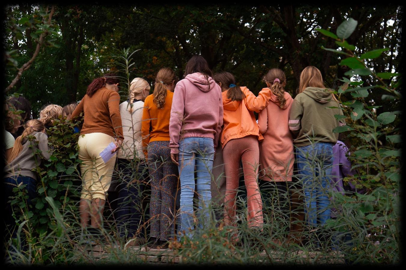 Groep leerlingen van Vrije School De Berkel in Zutphen op het schoolplein, samengekomen in een groene omgeving. Groep leerlingen van Vrije School De Berkel in Zutphen op het schoolplein, samengekomen in een groene omgeving.