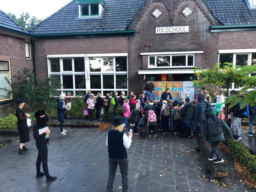 Groep leerlingen verzameld voor de ingang van de Rooms Katholieke Basisschool Sint Martinus in Voorst. Groep leerlingen verzameld voor de ingang van de Rooms Katholieke Basisschool Sint Martinus in Voorst.