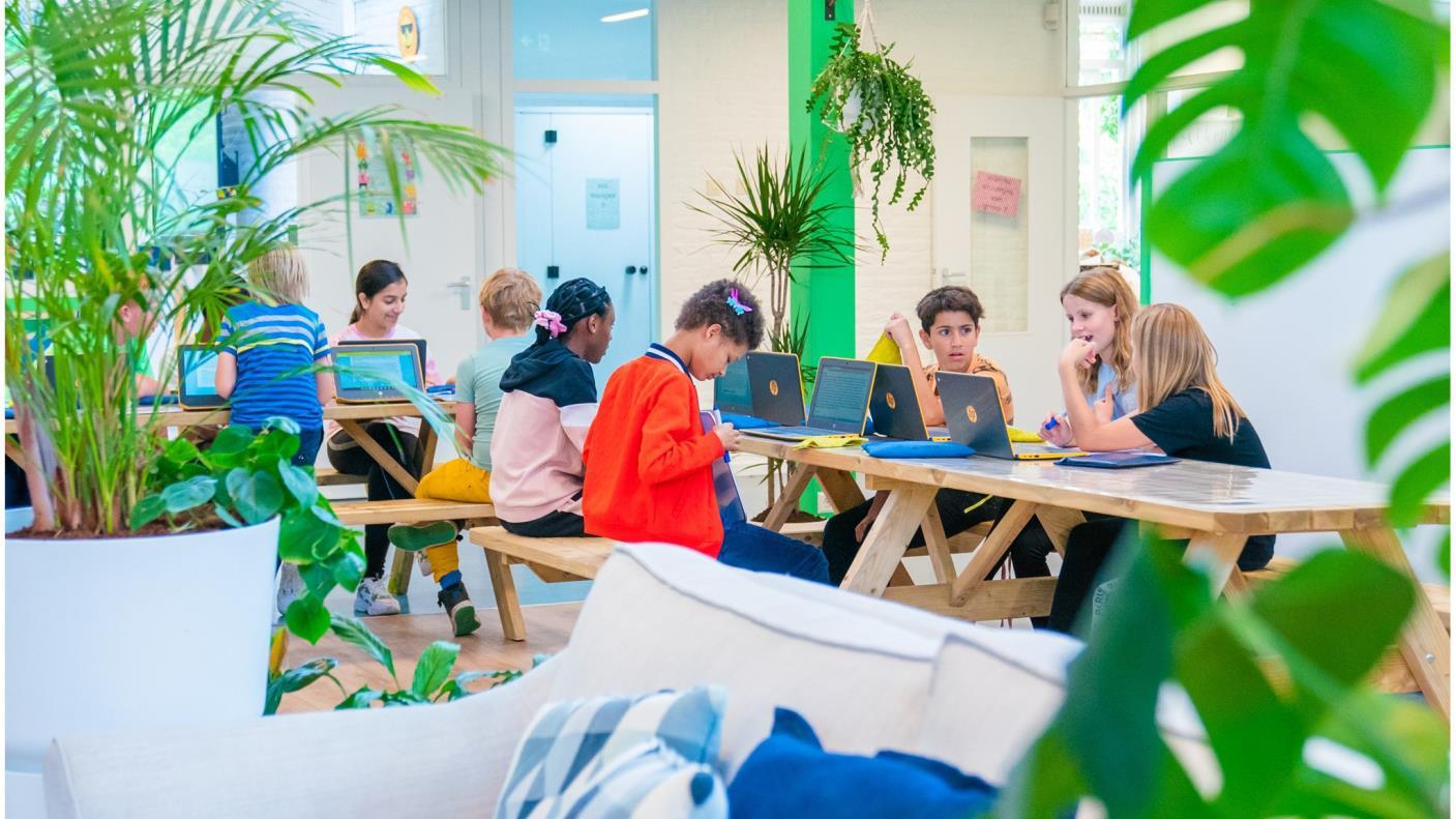 Groep leerlingen werkt samen met laptops in de moderne leeromgeving van de Katholieke Basisschool Het Kofschip in Ouderkerk aan de Amstel. Groep leerlingen werkt samen met laptops in de moderne leeromgeving van de Katholieke Basisschool Het Kofschip in Ouderkerk aan de Amstel.