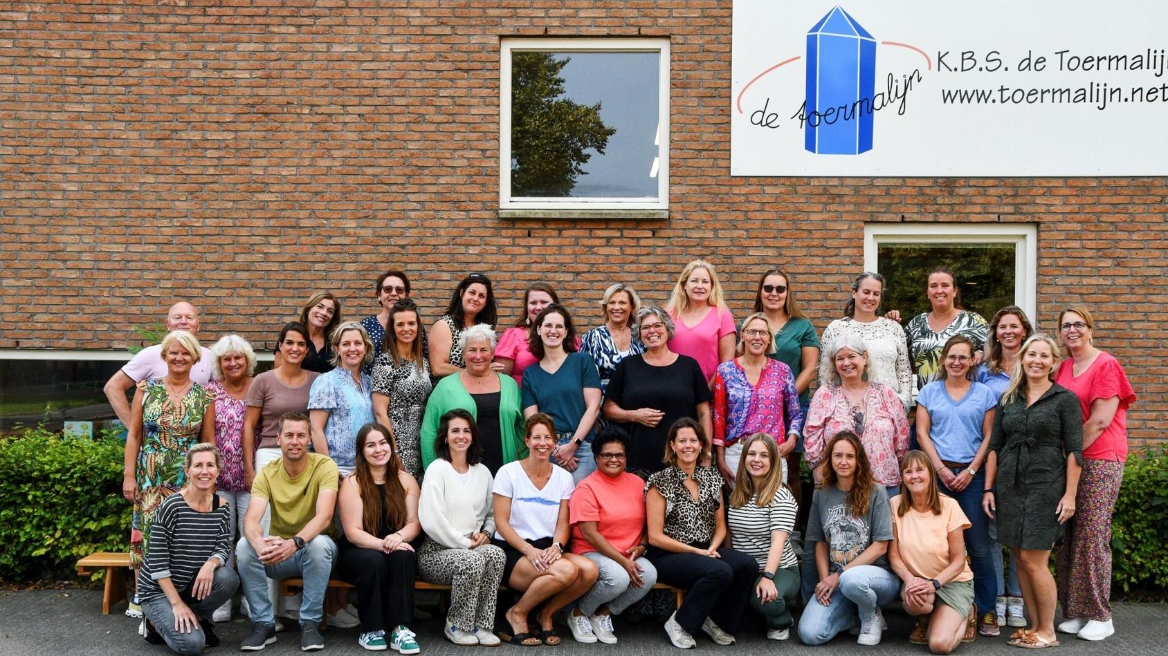 Groep medewerkers van de Katholieke Basisschool de Toermalijn in Zeewolde op het schoolplein. Groep medewerkers van de Katholieke Basisschool de Toermalijn in Zeewolde op het schoolplein.