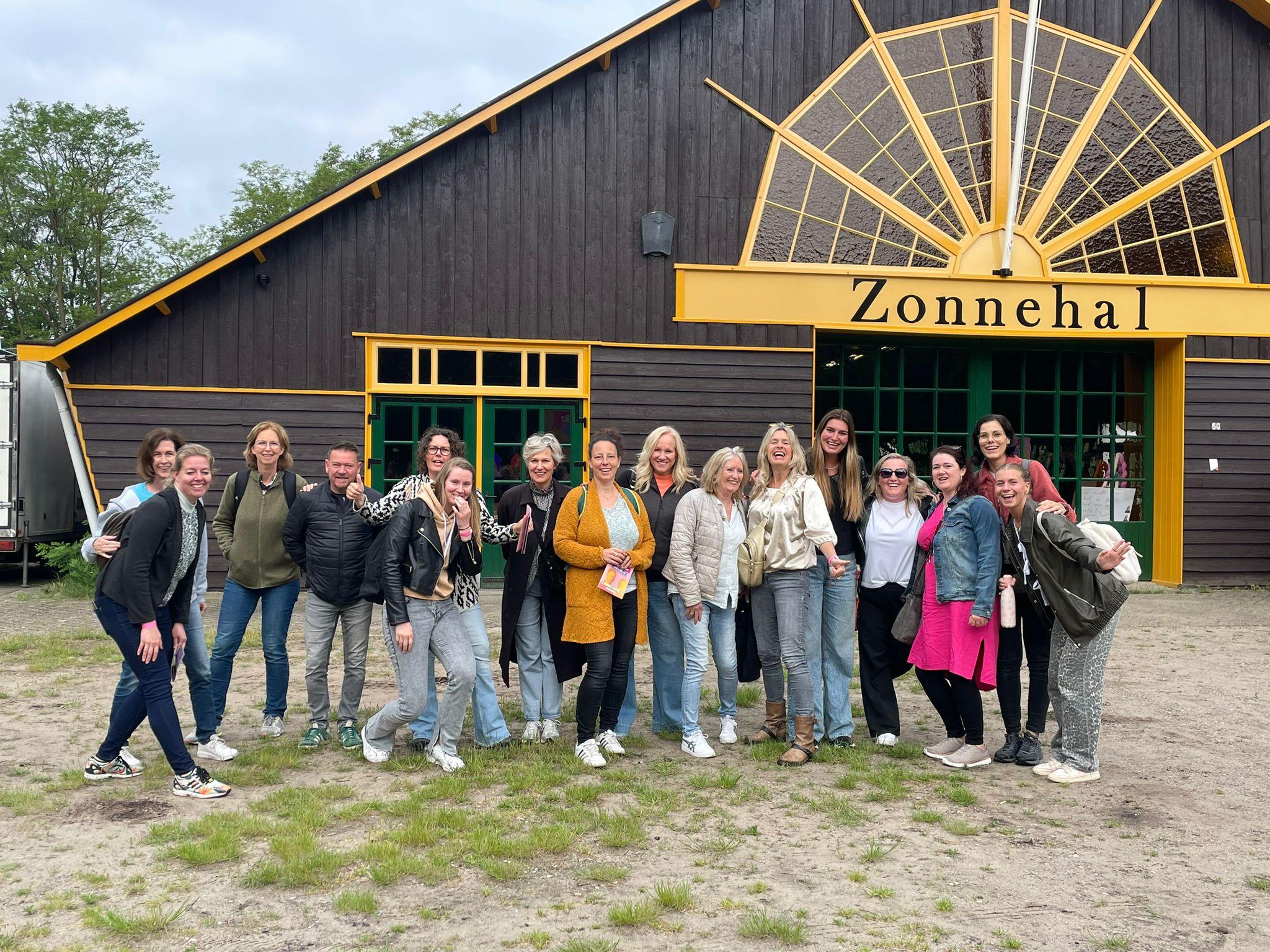 Groep medewerkers van Openbare Basisschool De Tweemaster in Pijnacker voor de Zonnehall. Groep medewerkers van Openbare Basisschool De Tweemaster in Pijnacker voor de Zonnehall.