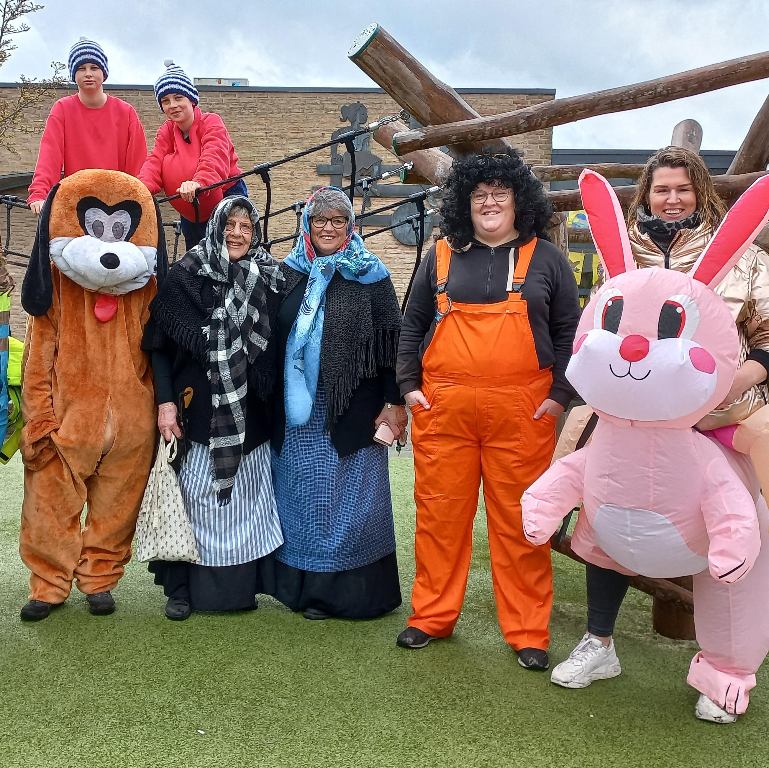 Groep mensen in kostuums op het schoolplein van de St. Jozefschool in Achterveld (Utrecht). Groep mensen in kostuums op het schoolplein van de St. Jozefschool in Achterveld (Utrecht).