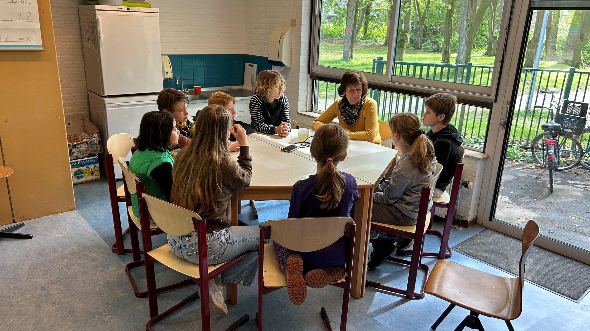 Groep studenten en een lerares tijdens een les in Educatief Centrum 't Sparrenbos in Rosmalen. Groep studenten en een lerares tijdens een les in Educatief Centrum 't Sparrenbos in Rosmalen.