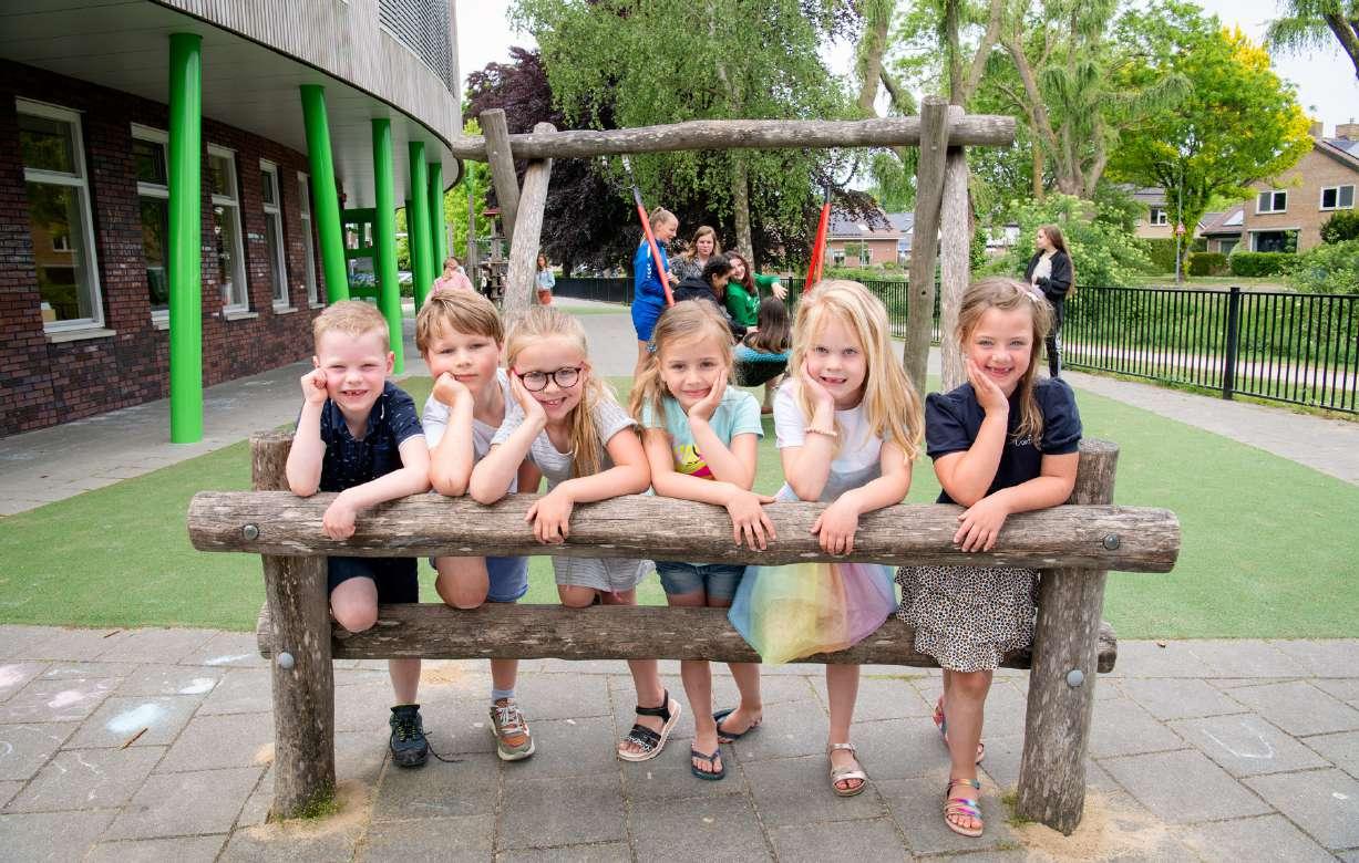 Groep vrienden poseert vrolijk op het schoolplein van Kindcentrum De Spreng in Barneveld. Groep vrienden poseert vrolijk op het schoolplein van Kindcentrum De Spreng in Barneveld.