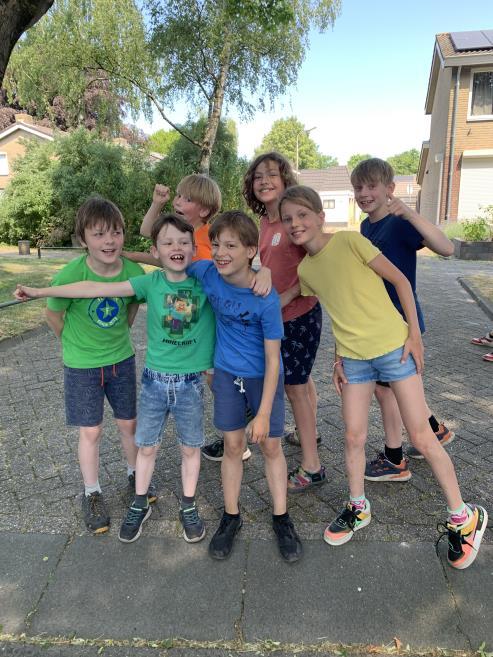 Groep vrolijke kinderen op het schoolplein van Basisschool De Rode Schouw in Halsteren. Groep vrolijke kinderen op het schoolplein van Basisschool De Rode Schouw in Halsteren.