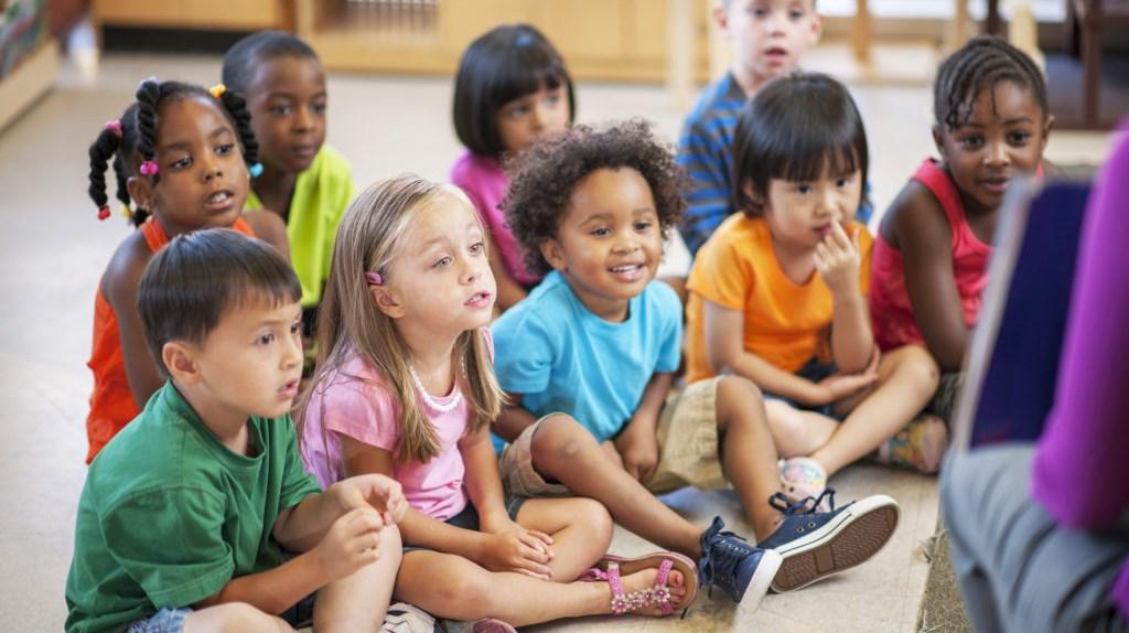 Groep vrolijke kinderen uit basisschool OBS De Wijde Wereld in Amersfoort zit aandachtig naar een vertelling te luisteren. Groep vrolijke kinderen uit basisschool OBS De Wijde Wereld in Amersfoort zit aandachtig naar een vertelling te luisteren.