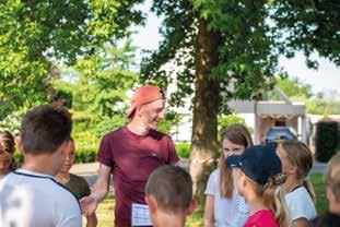 Groepsactiviteit op het schoolplein van Openbare Basisschool De Bron in Deurne. Groepsactiviteit op het schoolplein van Openbare Basisschool De Bron in Deurne.