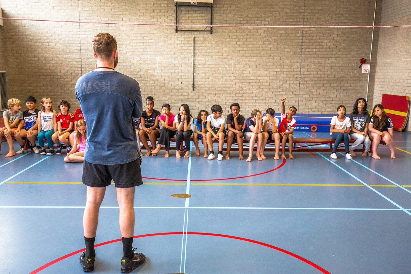 Groepsbijeenkomst van leerlingen in de gymzaal van PCB De Sjalomschool in Capelle aan den IJssel. Groepsbijeenkomst van leerlingen in de gymzaal van PCB De Sjalomschool in Capelle aan den IJssel.