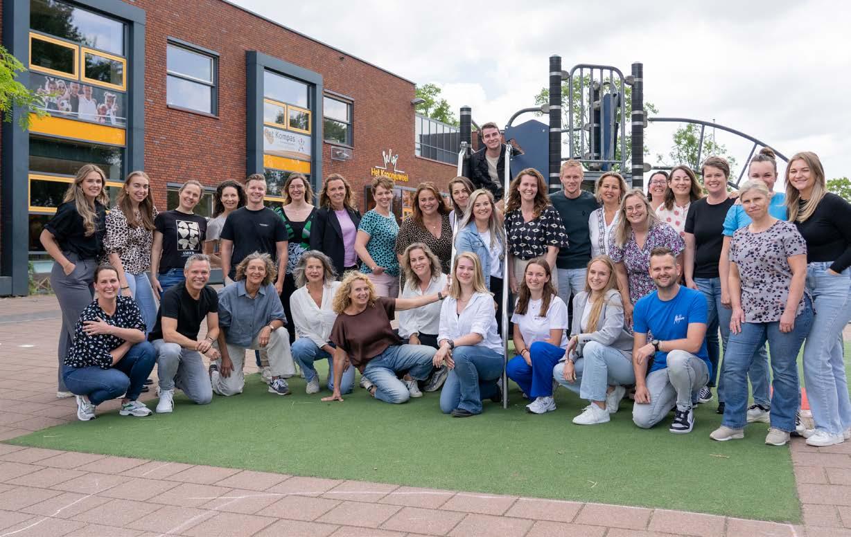 Groepsfoto van het personeel van Christelijke Basisschool in Oost-Souburg op het schoolplein. Groepsfoto van het personeel van Christelijke Basisschool in Oost-Souburg op het schoolplein.