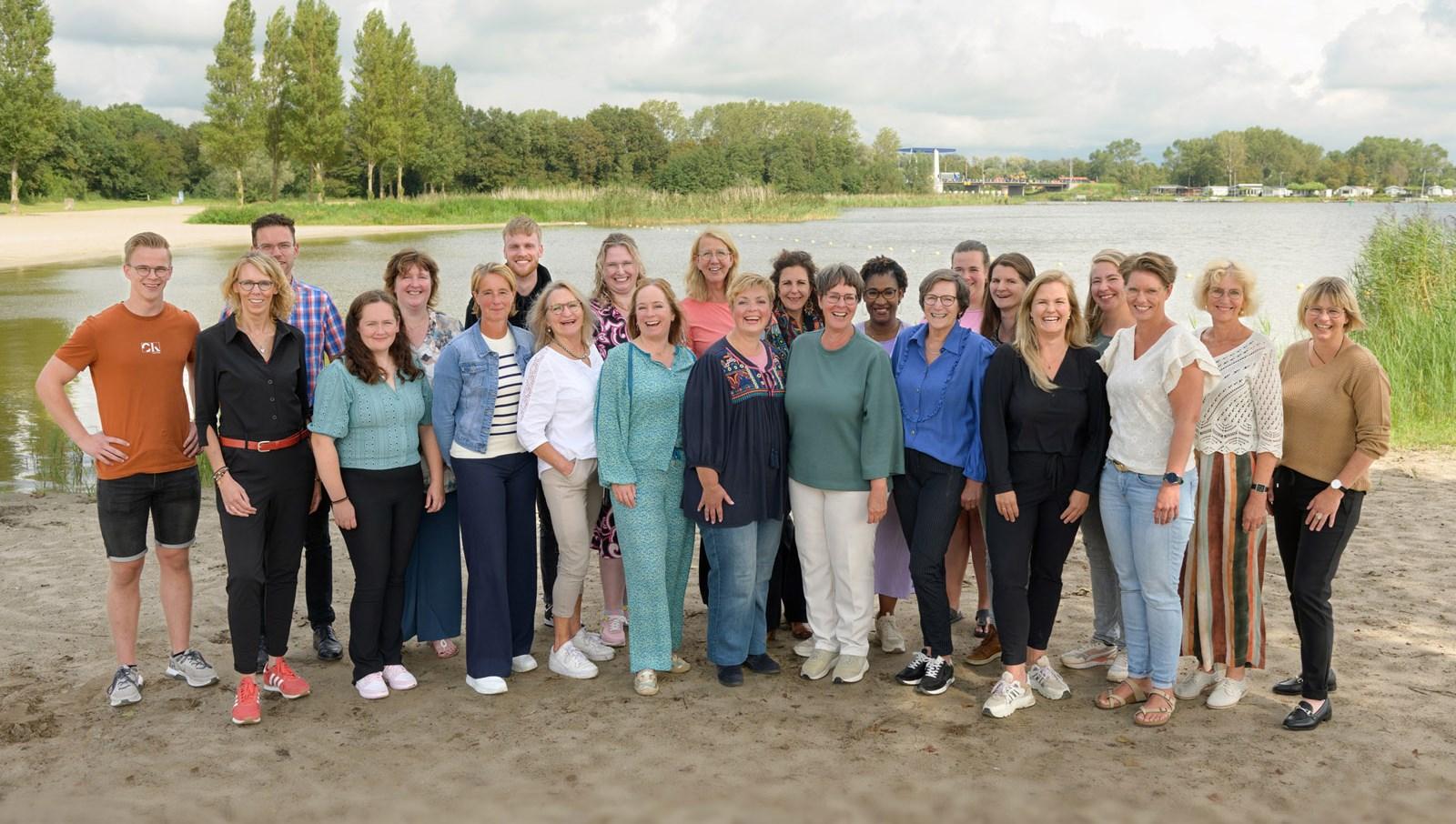 Groepsfoto van het personeel van Christiaan Huygens Flevoland in Dronten, genomen aan het water. Groepsfoto van het personeel van Christiaan Huygens Flevoland in Dronten, genomen aan het water.