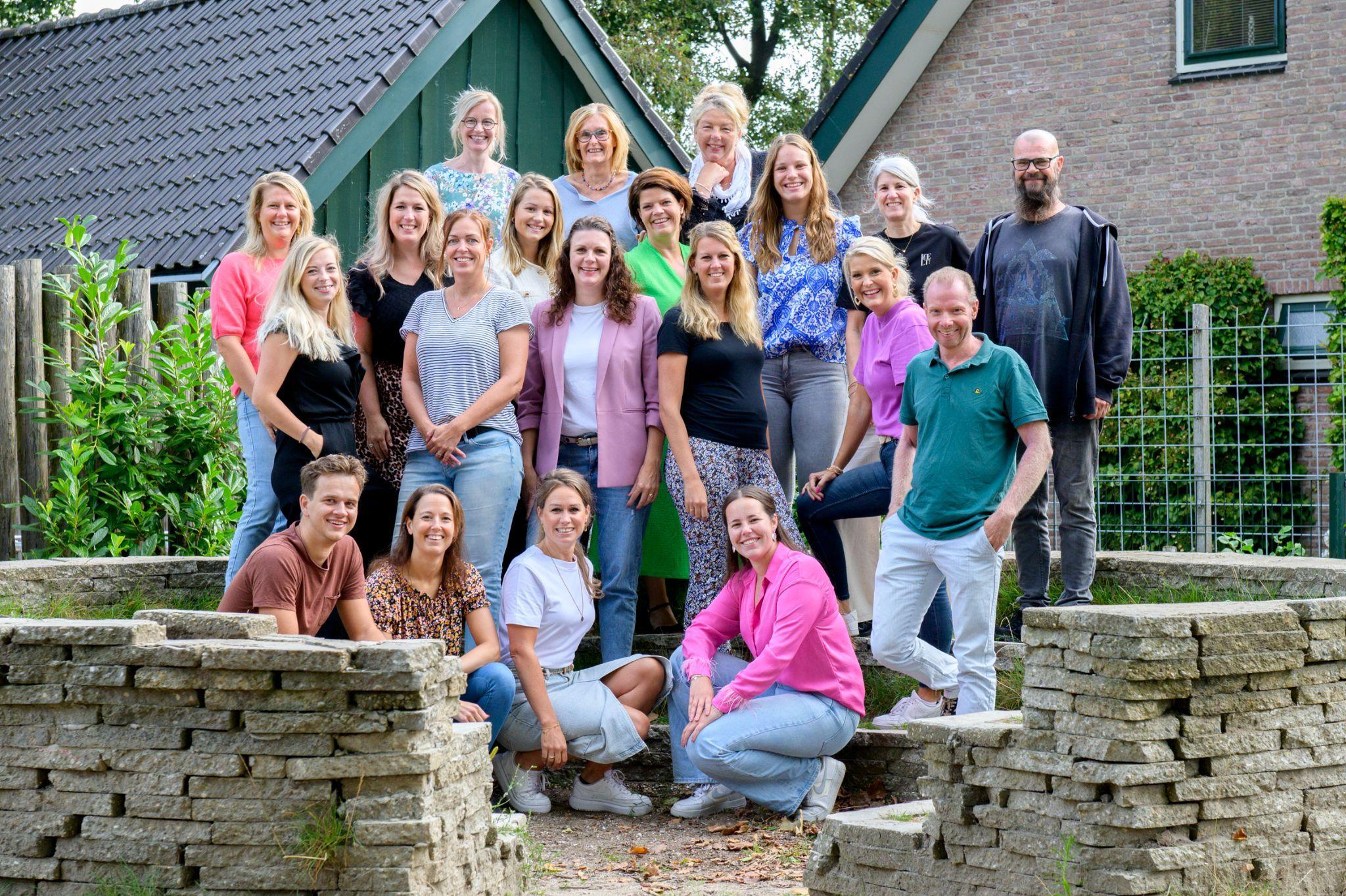 Groepsfoto van het personeel van de Bernhardschool Ermelo op het schoolplein. Groepsfoto van het personeel van de Bernhardschool Ermelo op het schoolplein.