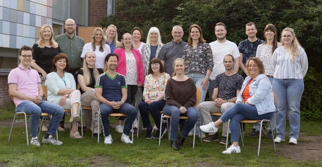 Groepsfoto van het personeel van de Roomskatholieke Basisschool Maria Bernadette in Leidschendam op het schoolplein. Groepsfoto van het personeel van de Roomskatholieke Basisschool Maria Bernadette in Leidschendam op het schoolplein.