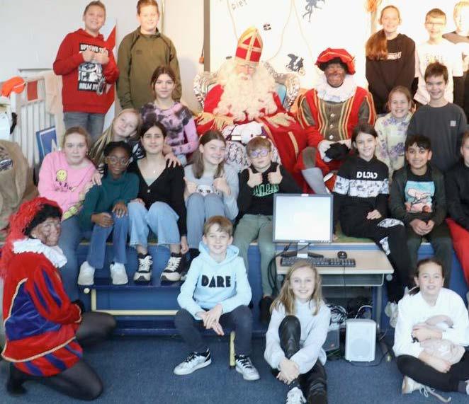 Groepsfoto van leerlingen en Sinterklaas met Zwarte Piet op de Obs Prinses Margrietschool in West-Terschelling. Groepsfoto van leerlingen en Sinterklaas met Zwarte Piet op de Obs Prinses Margrietschool in West-Terschelling.