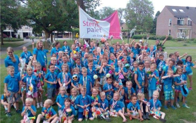 Groepsfoto van leerlingen van IKC Het Sterrenpalet in Eibergen, vrolijk samen op het schoolplein. Groepsfoto van leerlingen van IKC Het Sterrenpalet in Eibergen, vrolijk samen op het schoolplein.
