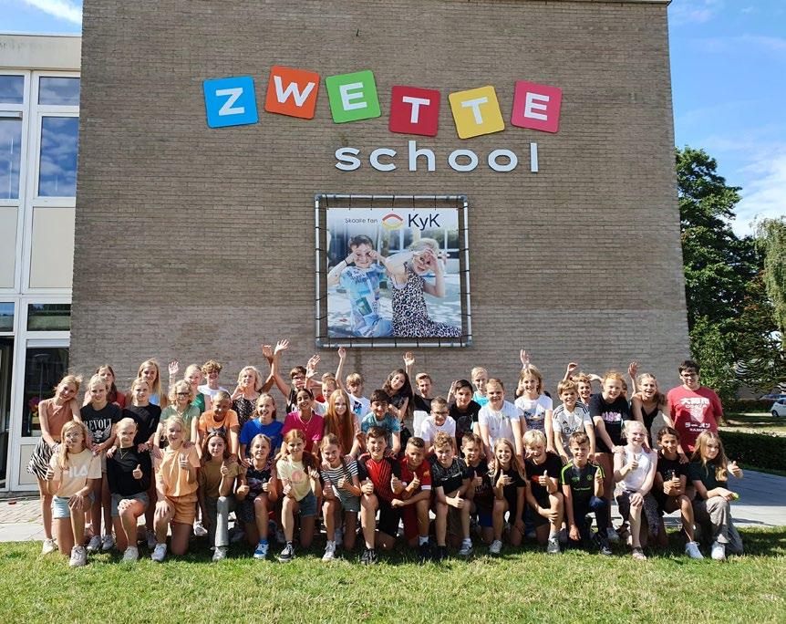 Groepsfoto van leerlingen voor de Zwetteschool in Sneek. Groepsfoto van leerlingen voor de Zwetteschool in Sneek.