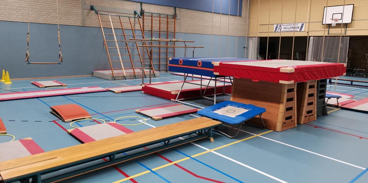 Gymzaal met verschillende turnmaterialen op NBS De Sterren in Uithuizermeeden. Gymzaal met verschillende turnmaterialen op NBS De Sterren in Uithuizermeeden.