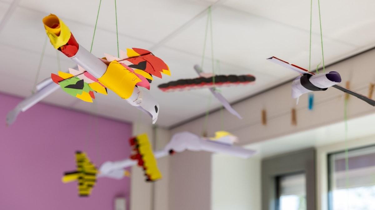Hangkleurige papieren vogels zijn te zien in het klaslokaal van de Johannesschool in Arnhem. Hangkleurige papieren vogels zijn te zien in het klaslokaal van de Johannesschool in Arnhem.