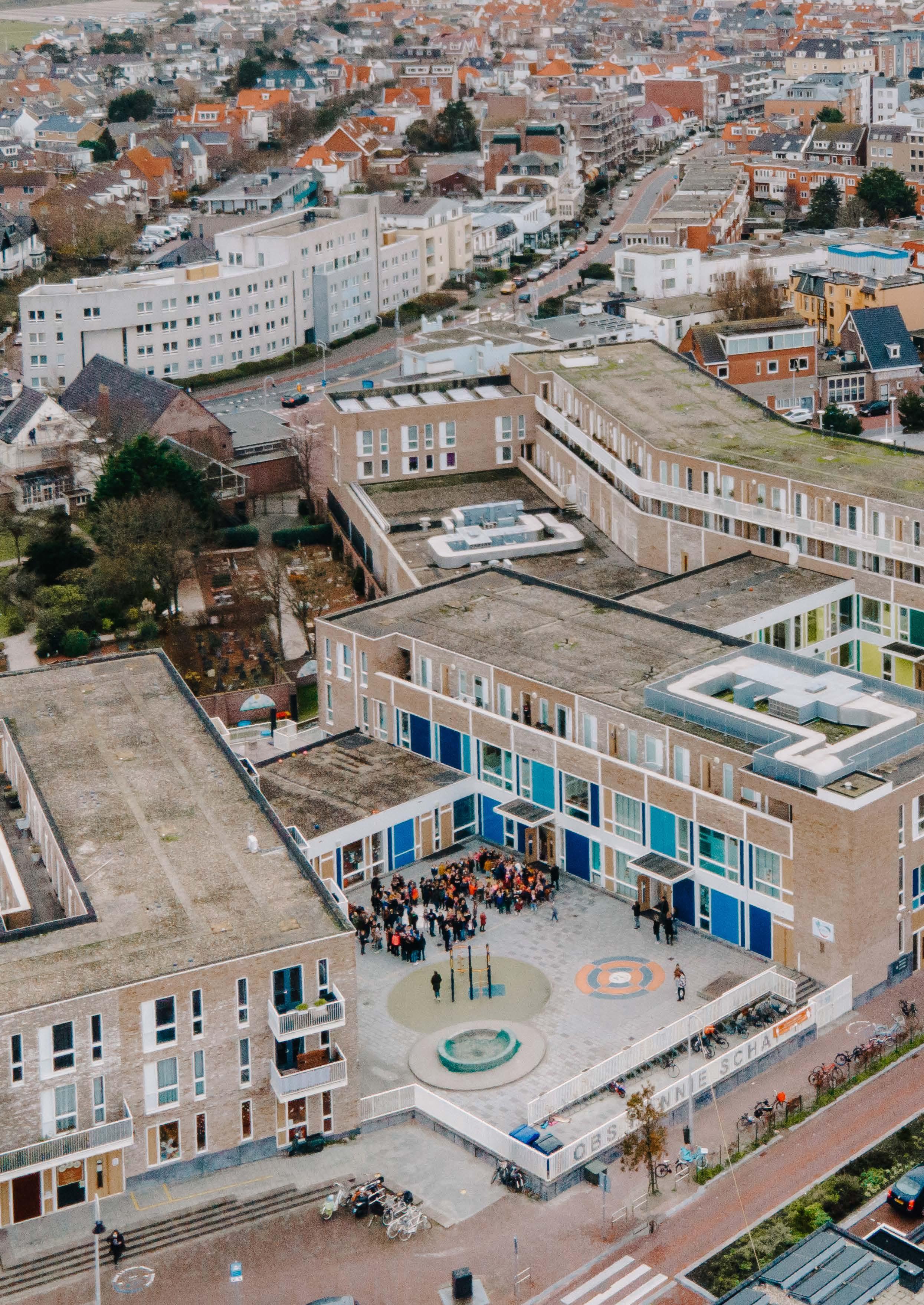 Hannie Schaft Basisschool in Zandvoort met leerlingen op het schoolplein. Hannie Schaft Basisschool in Zandvoort met leerlingen op het schoolplein.