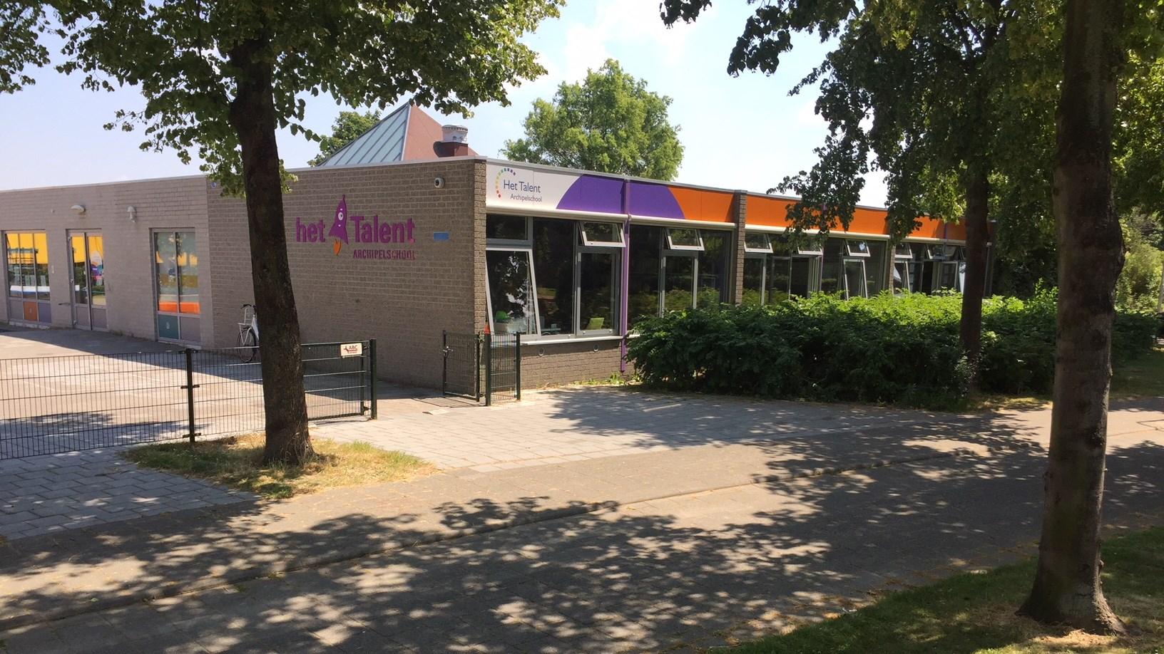 Het gebouw van Archipelschool het Talent in Middelburg met een groene omgeving. Het gebouw van Archipelschool het Talent in Middelburg met een groene omgeving.