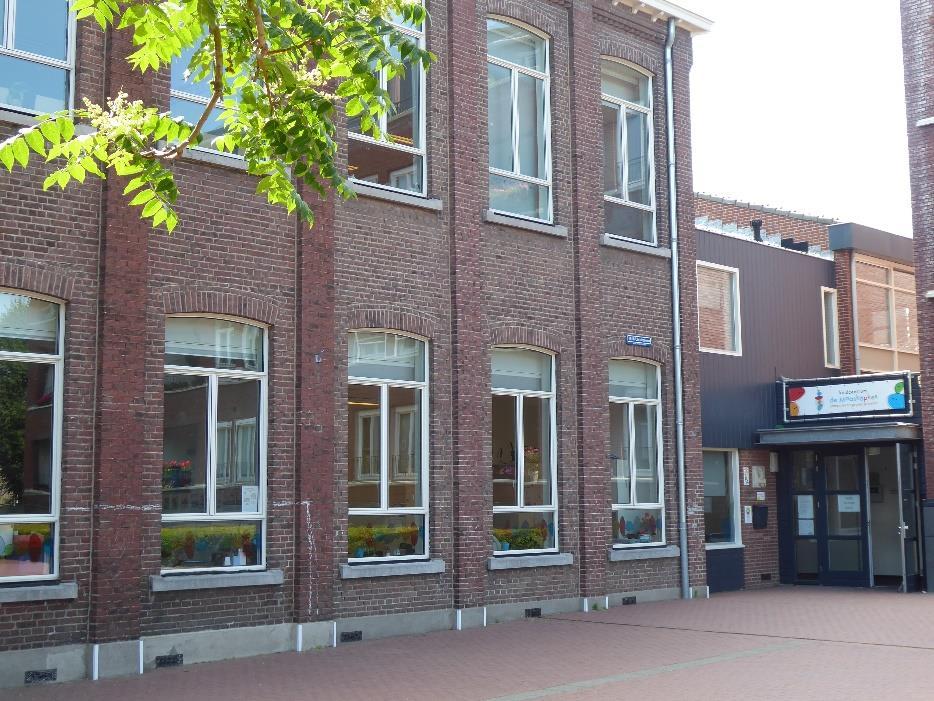 Het gebouw van Basisschool de Maasköpkes in Maastricht met uitzicht op het schoolplein. Het gebouw van Basisschool de Maasköpkes in Maastricht met uitzicht op het schoolplein.