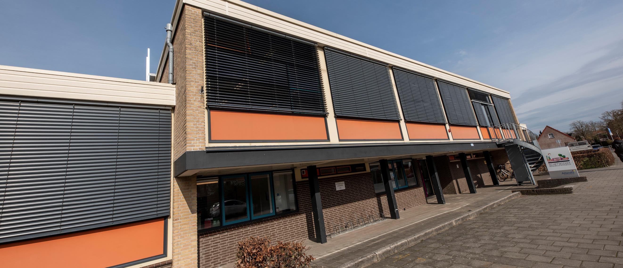 Het gebouw van basisschool Het Mozaïek in Almelo met moderne jalousieën en een stijlvolle uitstraling. Het gebouw van basisschool Het Mozaïek in Almelo met moderne jalousieën en een stijlvolle uitstraling.