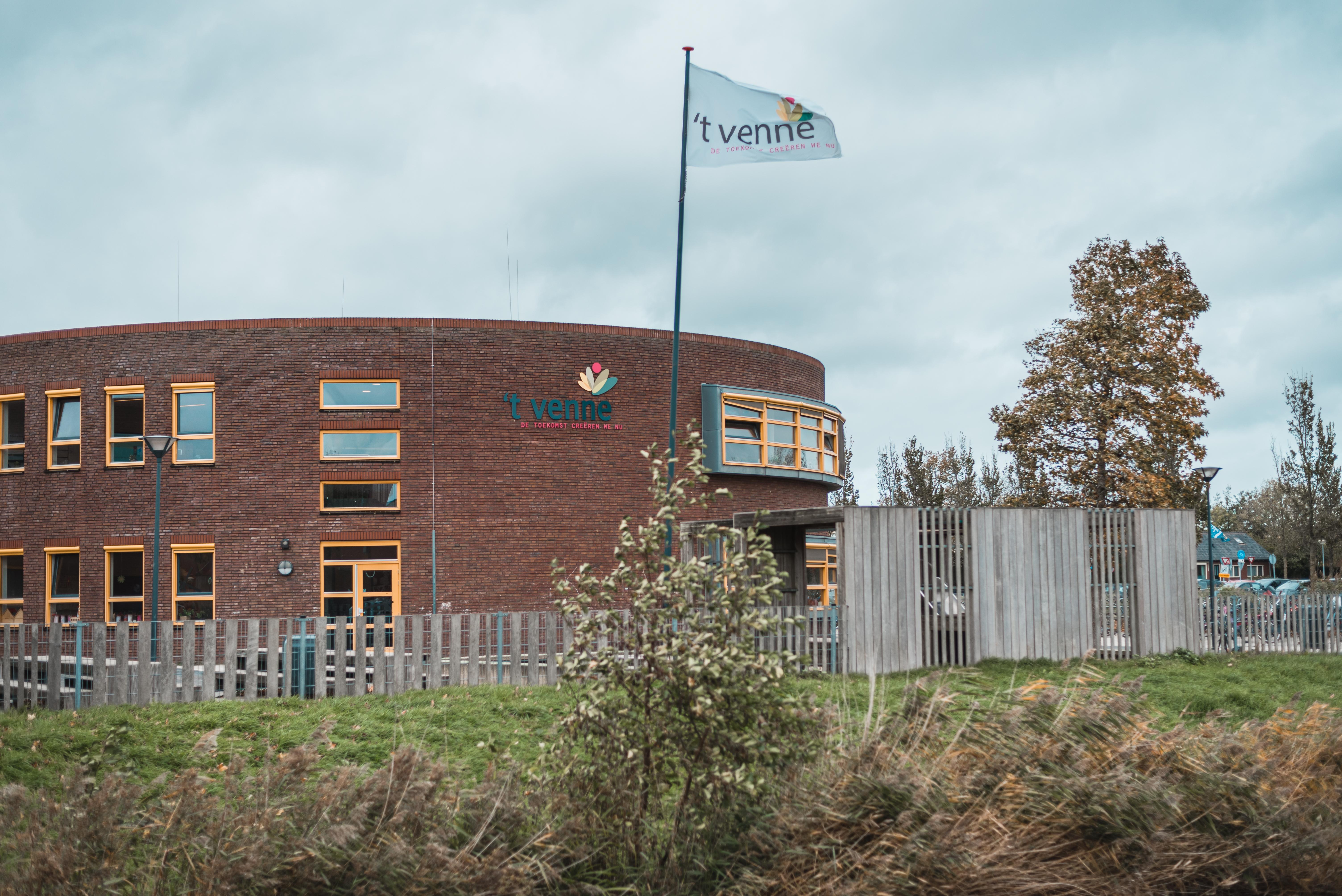 Het gebouw van basisschool 't Venne in Nieuw-Vennep met het schoolplein en de vlag van de school. Het gebouw van basisschool 't Venne in Nieuw-Vennep met het schoolplein en de vlag van de school.
