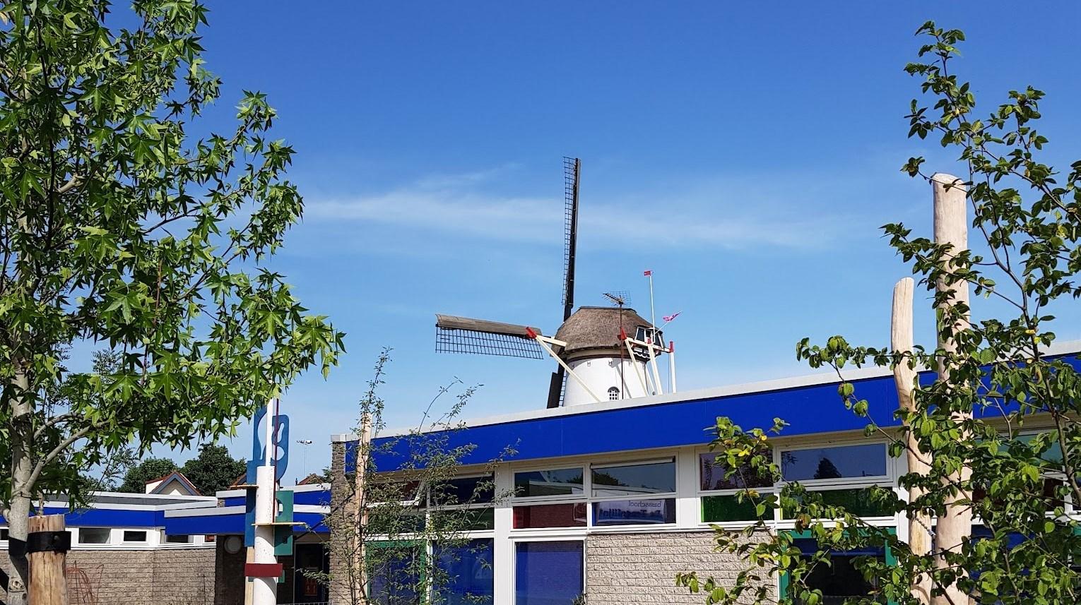Het gebouw van IKC De Tragellijn in Lobith met op de achtergrond een molen. Het gebouw van IKC De Tragellijn in Lobith met op de achtergrond een molen.