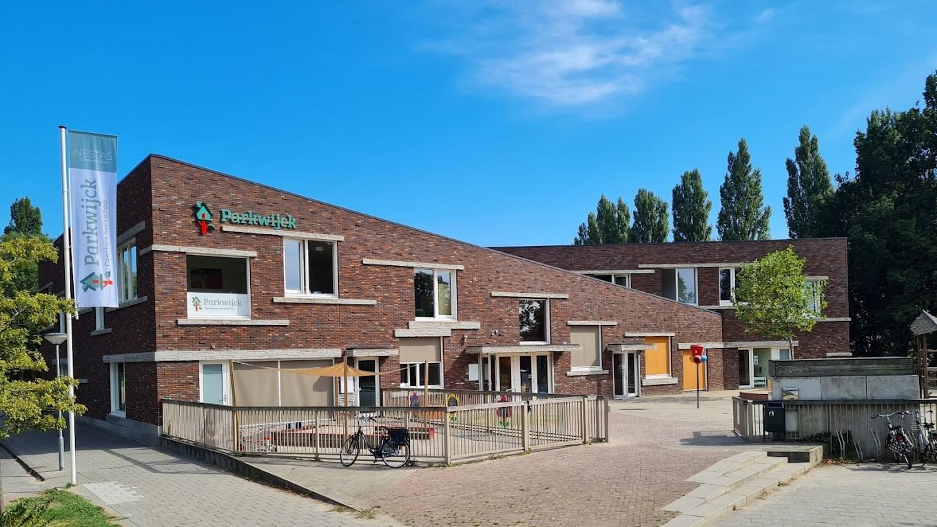Het gebouw van Parkwijck, Openbare Basisschool in Dordrecht met een zonnige hemel en een schoolplein. Het gebouw van Parkwijck, Openbare Basisschool in Dordrecht met een zonnige hemel en een schoolplein.