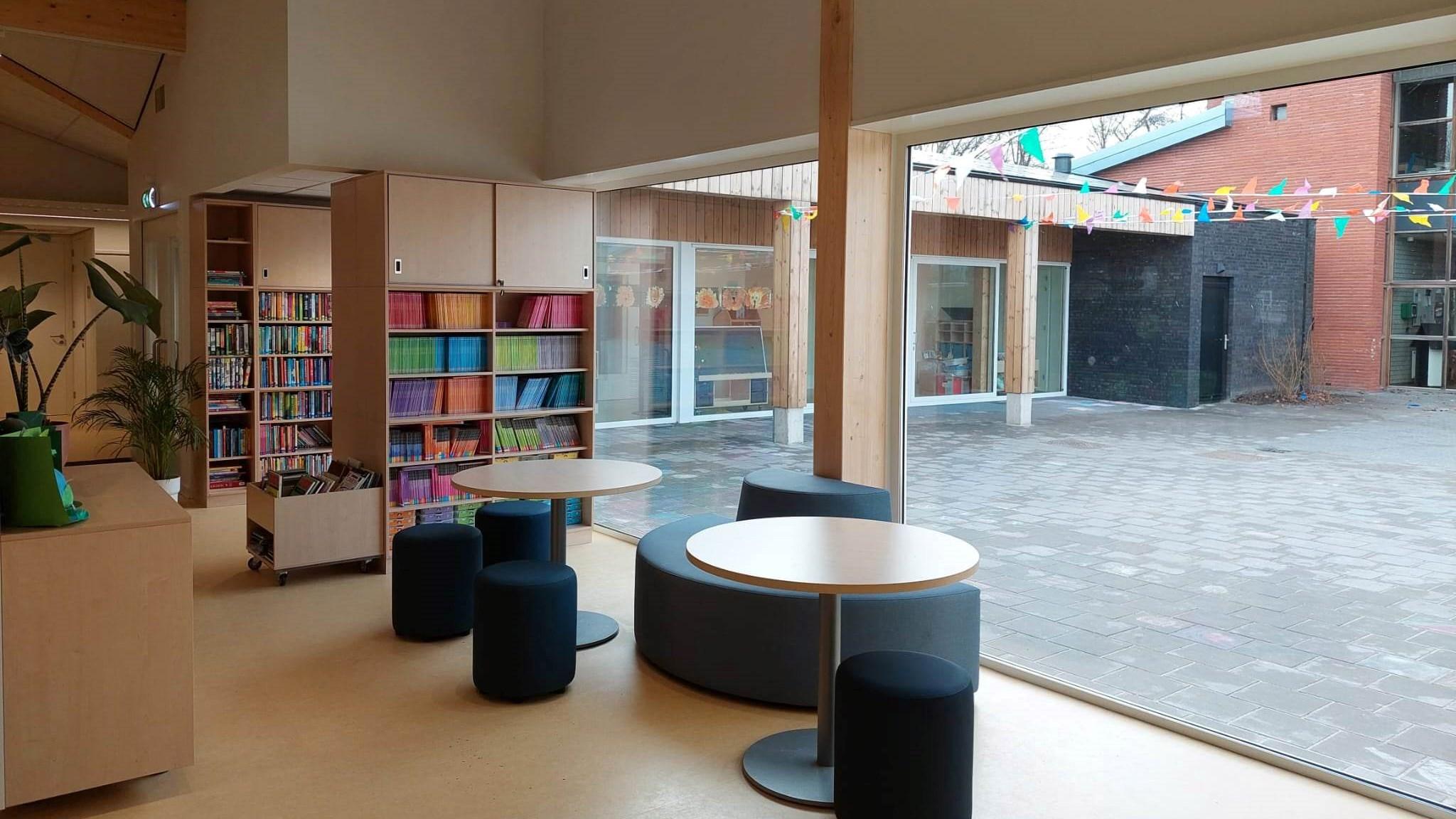 Het interieur van De Driebond in Groningen met een uitzicht op het schoolplein. Het interieur van De Driebond in Groningen met een uitzicht op het schoolplein.