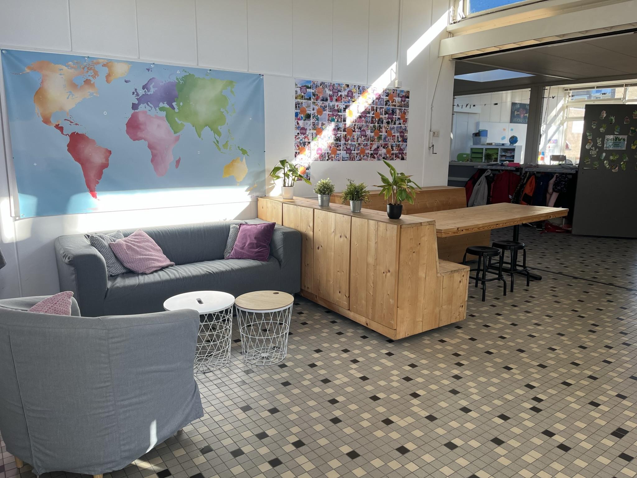 Het interieur van IKC De Regenboog Centrum/De Staart in Dordrecht met een wereldkaart en een gezellige zithoek. Het interieur van IKC De Regenboog Centrum/De Staart in Dordrecht met een wereldkaart en een gezellige zithoek.