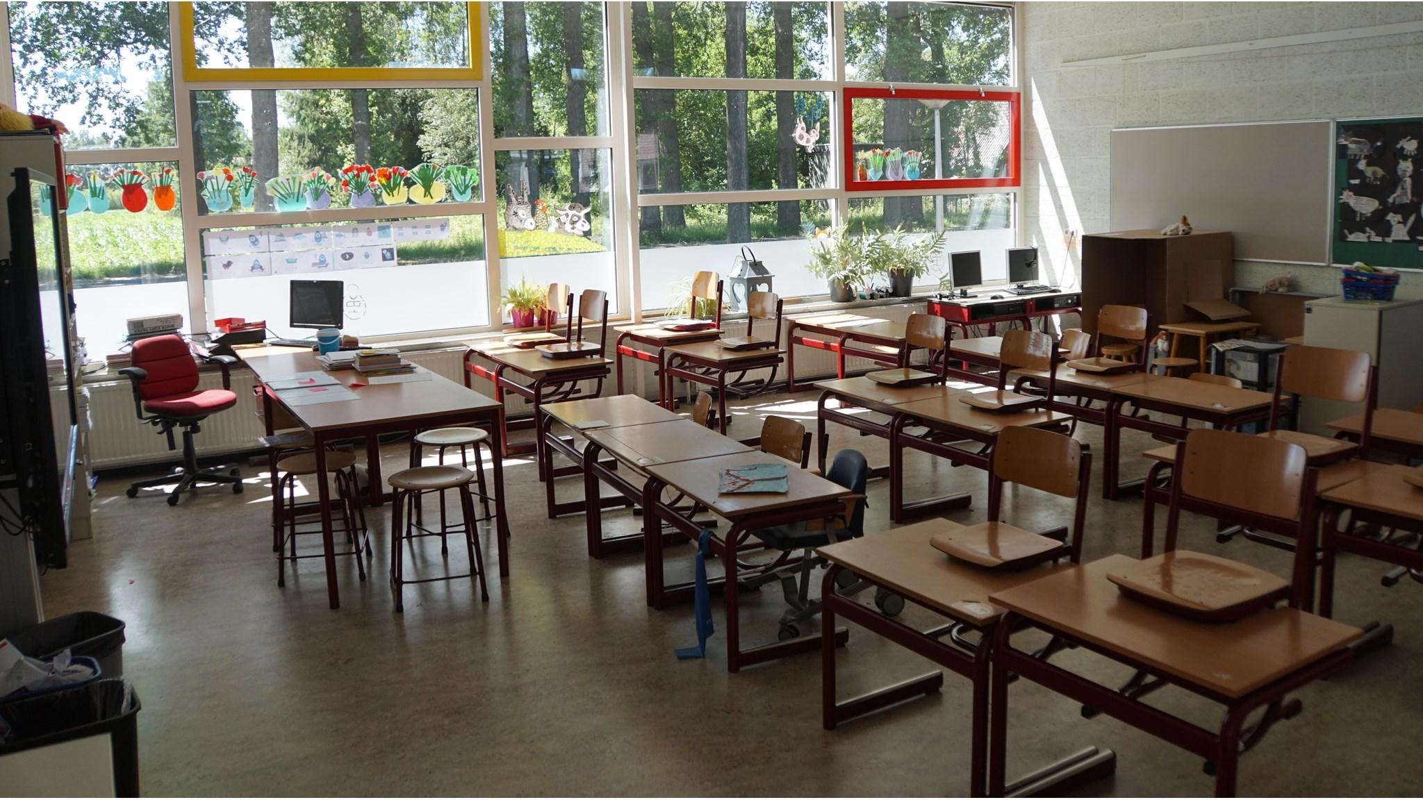 Het klaslokaal van Basisschool Eben-Haëzer locatie Teuge met kleurrijke raambekleding en een overzichtelijke indeling. Het klaslokaal van Basisschool Eben-Haëzer locatie Teuge met kleurrijke raambekleding en een overzichtelijke indeling.