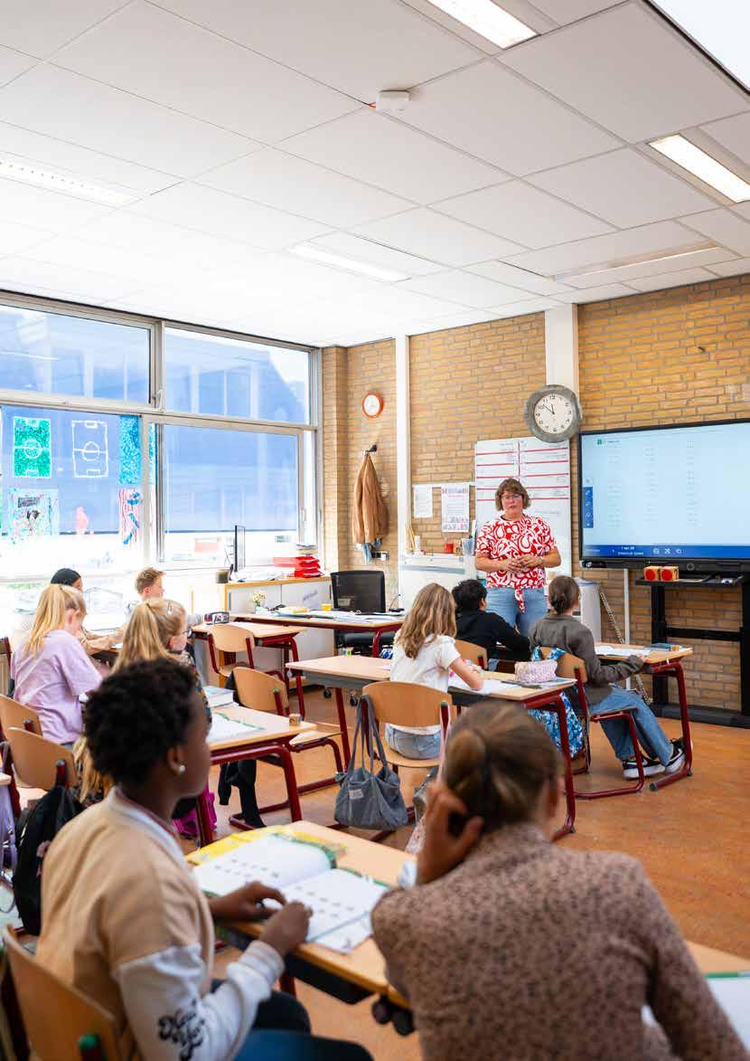 Het klaslokaal van de Van Lingenschool in Zetten, met leerlingen die aandachtig luisteren naar de lerares. Het klaslokaal van de Van Lingenschool in Zetten, met leerlingen die aandachtig luisteren naar de lerares.