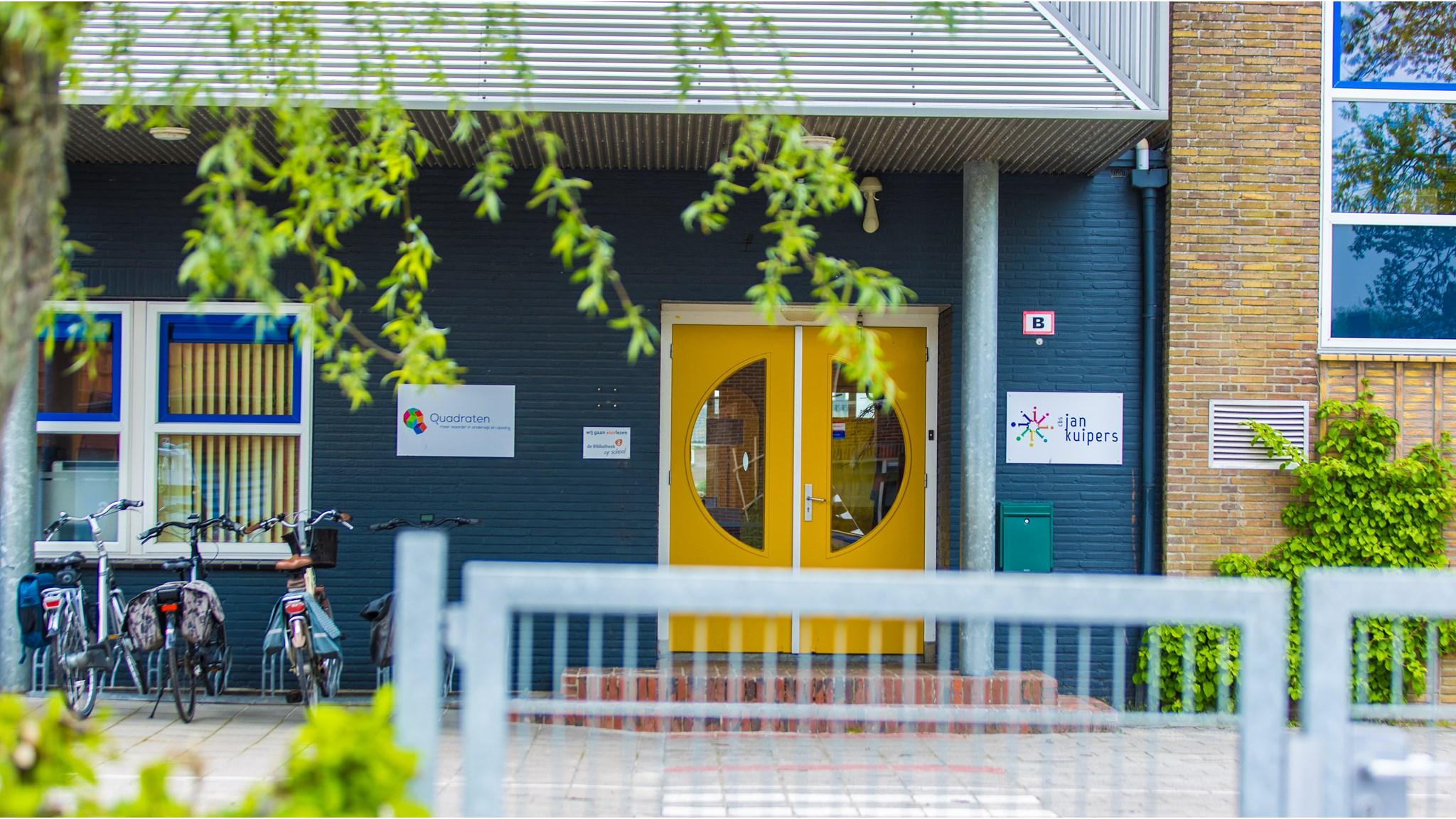 Het schoolgebouw van CBS Jan Kuipers in Grootegast met een opvallende gele deur. Het schoolgebouw van CBS Jan Kuipers in Grootegast met een opvallende gele deur.