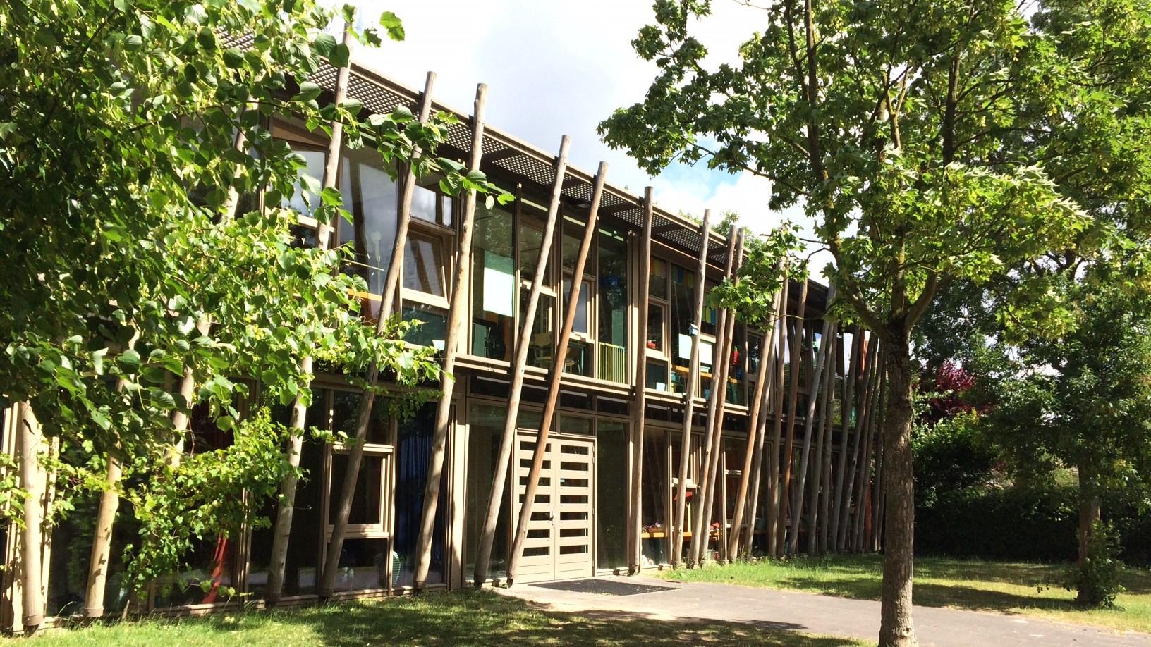 Het schoolgebouw van Daltonschool Rijnsweerd in Utrecht, omringd door groen. Het schoolgebouw van Daltonschool Rijnsweerd in Utrecht, omringd door groen.