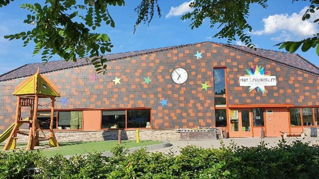 Het schoolgebouw van de Algemeen Bijzondere Basisschool Het Universum in Almere met een speeltoestel in de schoolplein. Het schoolgebouw van de Algemeen Bijzondere Basisschool Het Universum in Almere met een speeltoestel in de schoolplein.