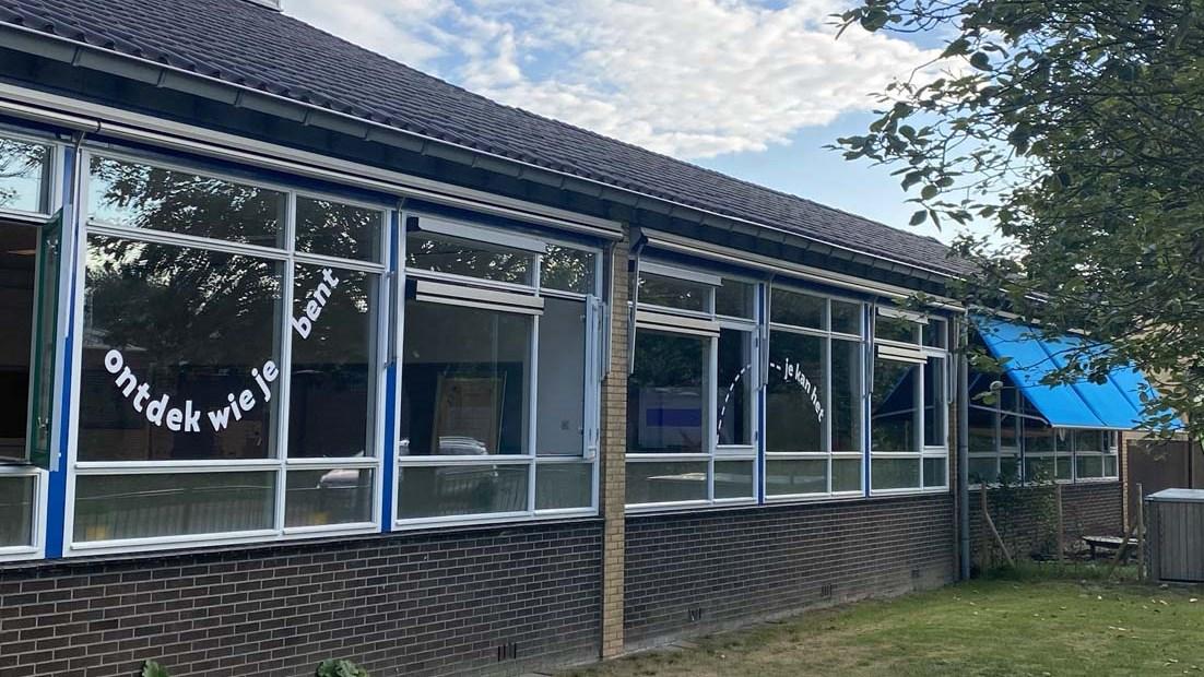 Het schoolgebouw van De Pionier in Maarssen met de boodschap "ontdek wie je bent". Het schoolgebouw van De Pionier in Maarssen met de boodschap "ontdek wie je bent".