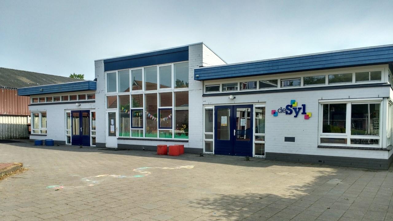 Het schoolgebouw van IKC De Syl in Oudebildtzijl met zicht op het schoolplein. Het schoolgebouw van IKC De Syl in Oudebildtzijl met zicht op het schoolplein.
