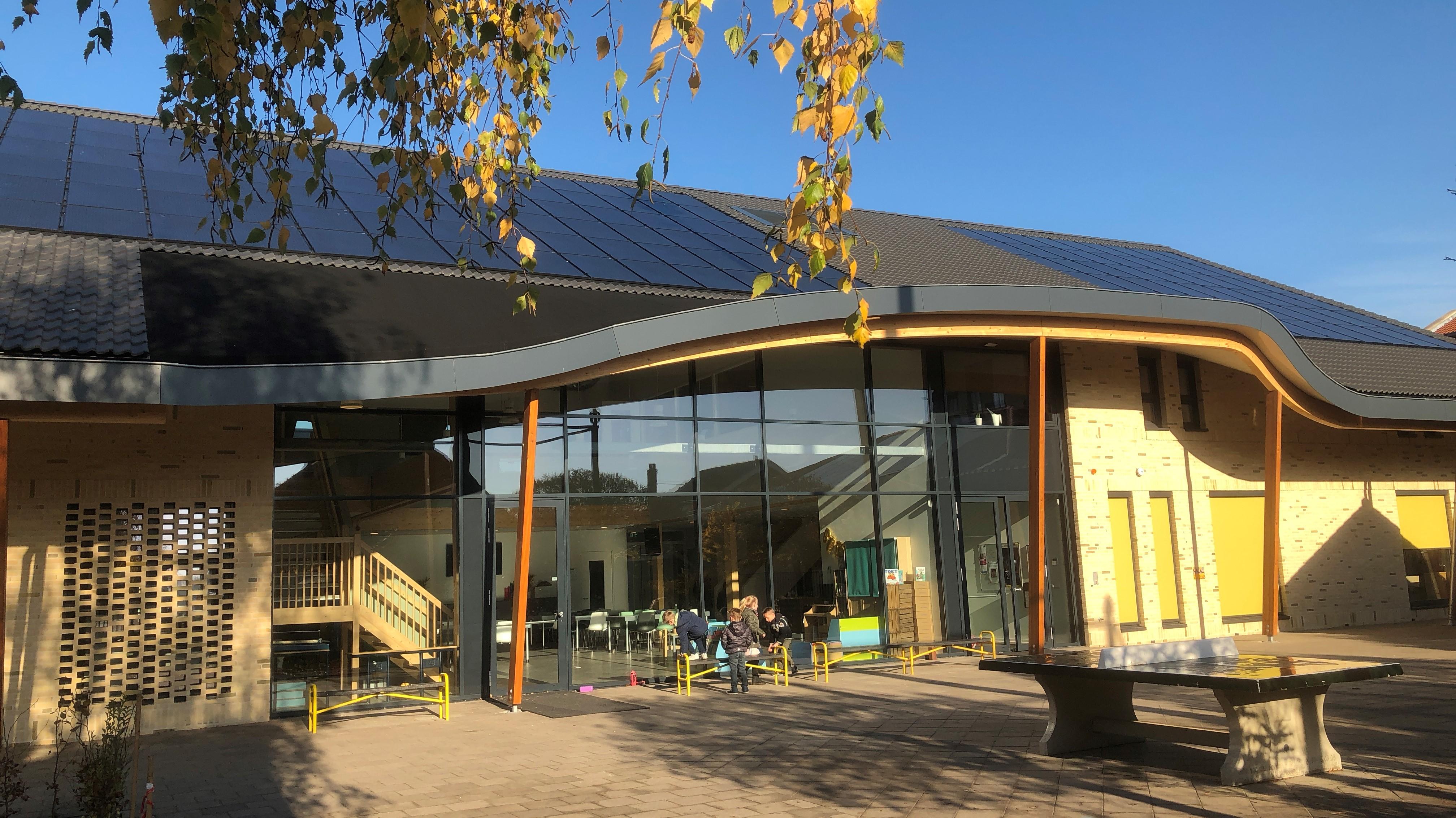 Het schoolgebouw van RKB Ter Does in Hoogmade met zonnepanelen en een moderne uitstraling. Het schoolgebouw van RKB Ter Does in Hoogmade met zonnepanelen en een moderne uitstraling.