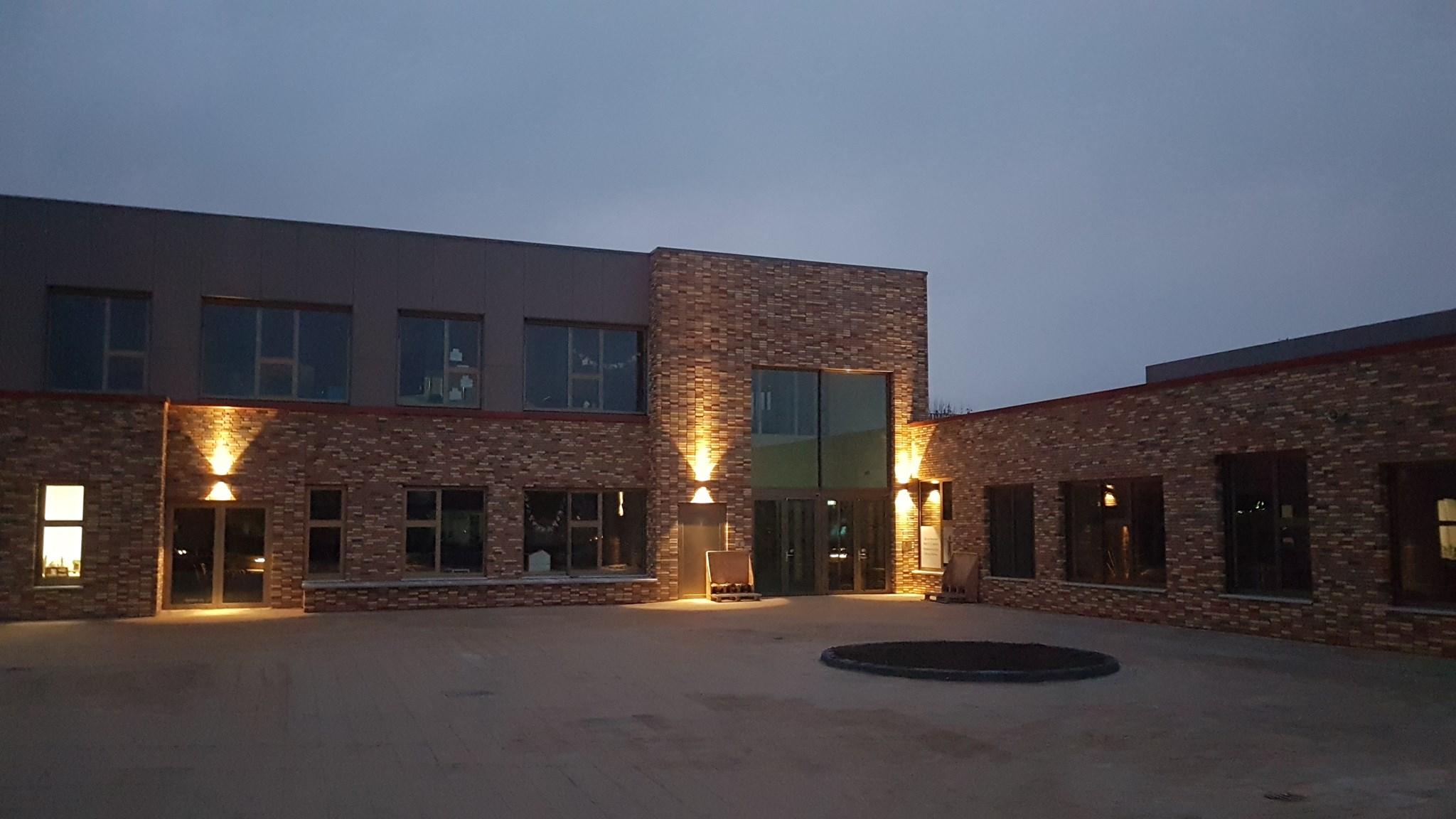 Het schoolgebouw van St Gerardus Majella in Hoogezand bij nacht. Het schoolgebouw van St Gerardus Majella in Hoogezand bij nacht.