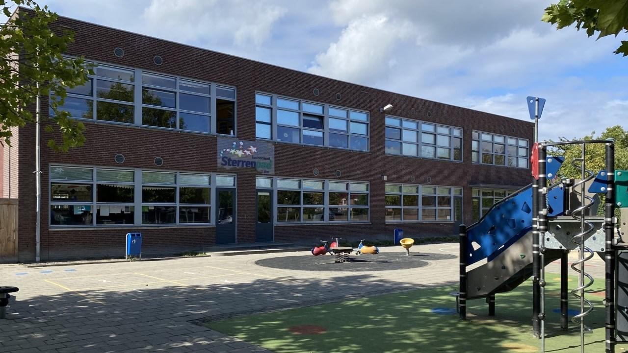 Het schoolgebouw van Sterrenpad 't Ven in Venlo met een schoolplein en speelmachines.