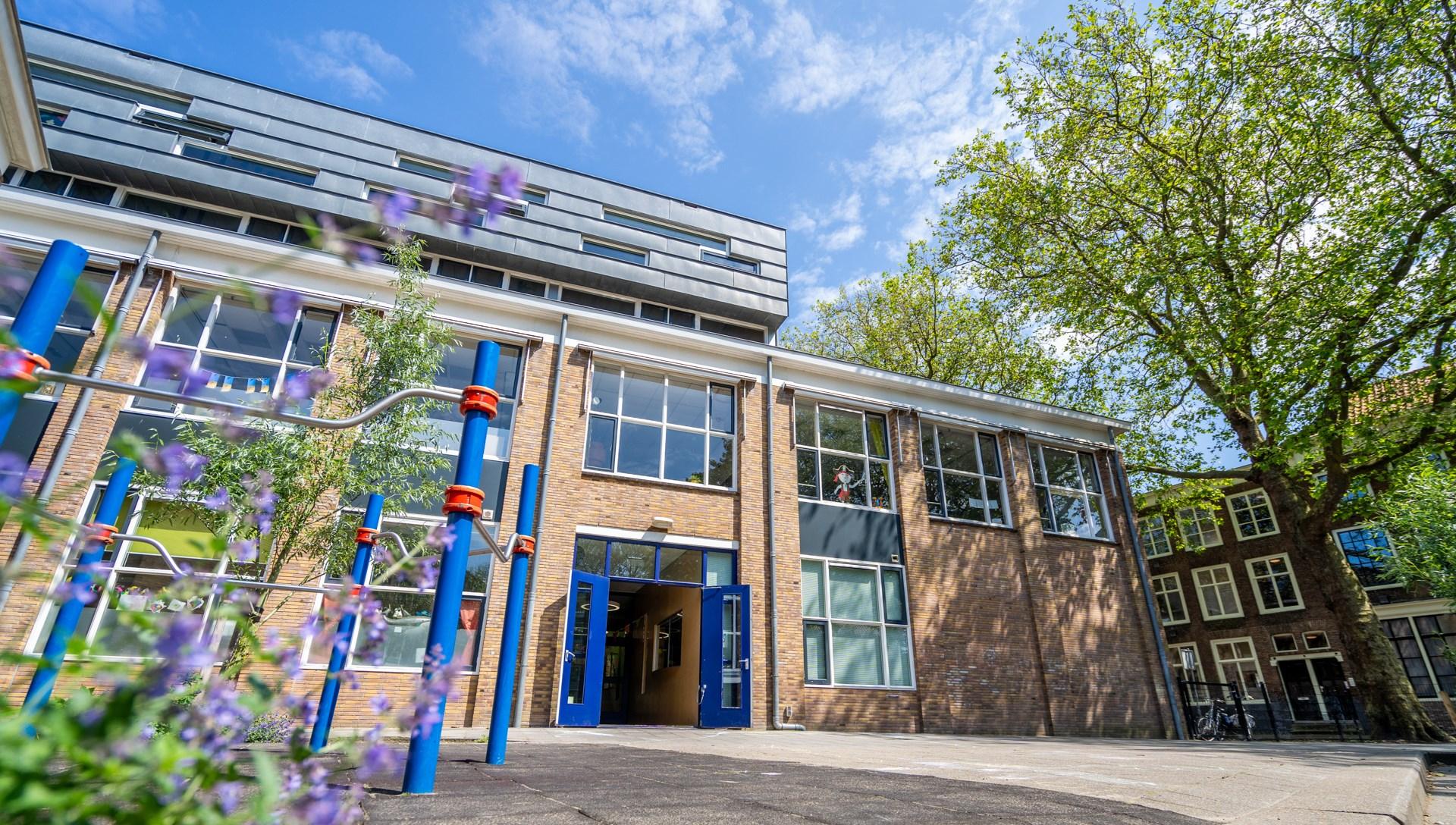 Het schoolplein van ABS Middelburg in Middelburg met moderne gebouwen en groene omgeving. Het schoolplein van ABS Middelburg in Middelburg met moderne gebouwen en groene omgeving.