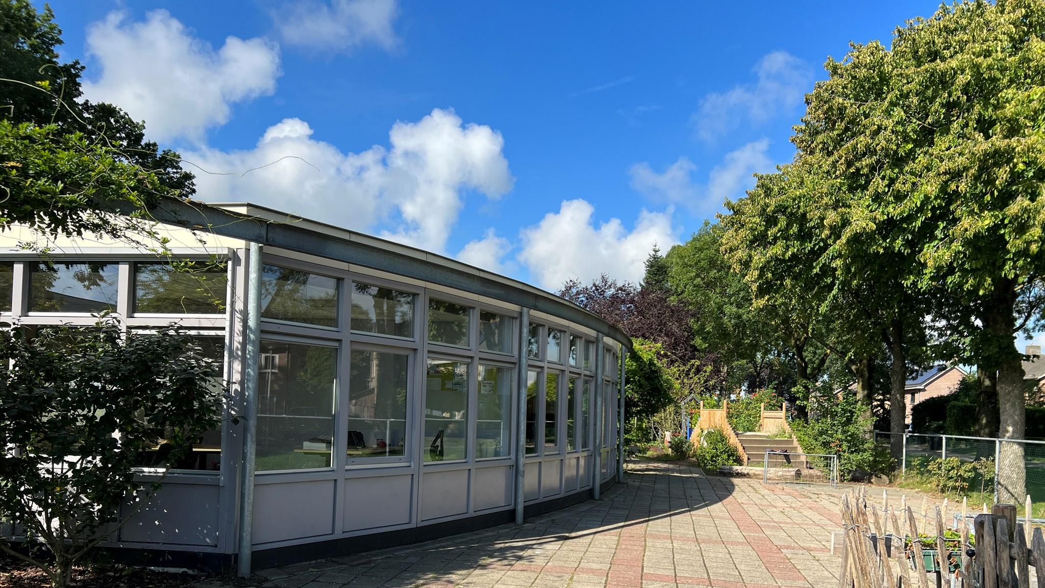 Het schoolplein van Basisschool De Tweestroom in Altforst, omringd door natuur en een heldere lucht. Het schoolplein van Basisschool De Tweestroom in Altforst, omringd door natuur en een heldere lucht.