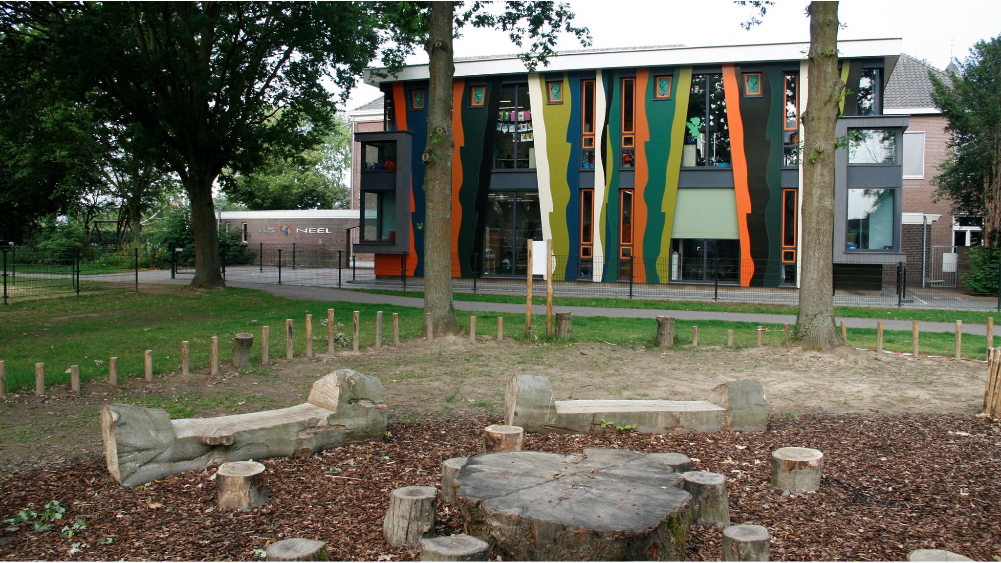 Het schoolplein van Basisschool Neel in Roermond met kleurrijke schoolgebouwen op de achtergrond. Het schoolplein van Basisschool Neel in Roermond met kleurrijke schoolgebouwen op de achtergrond.