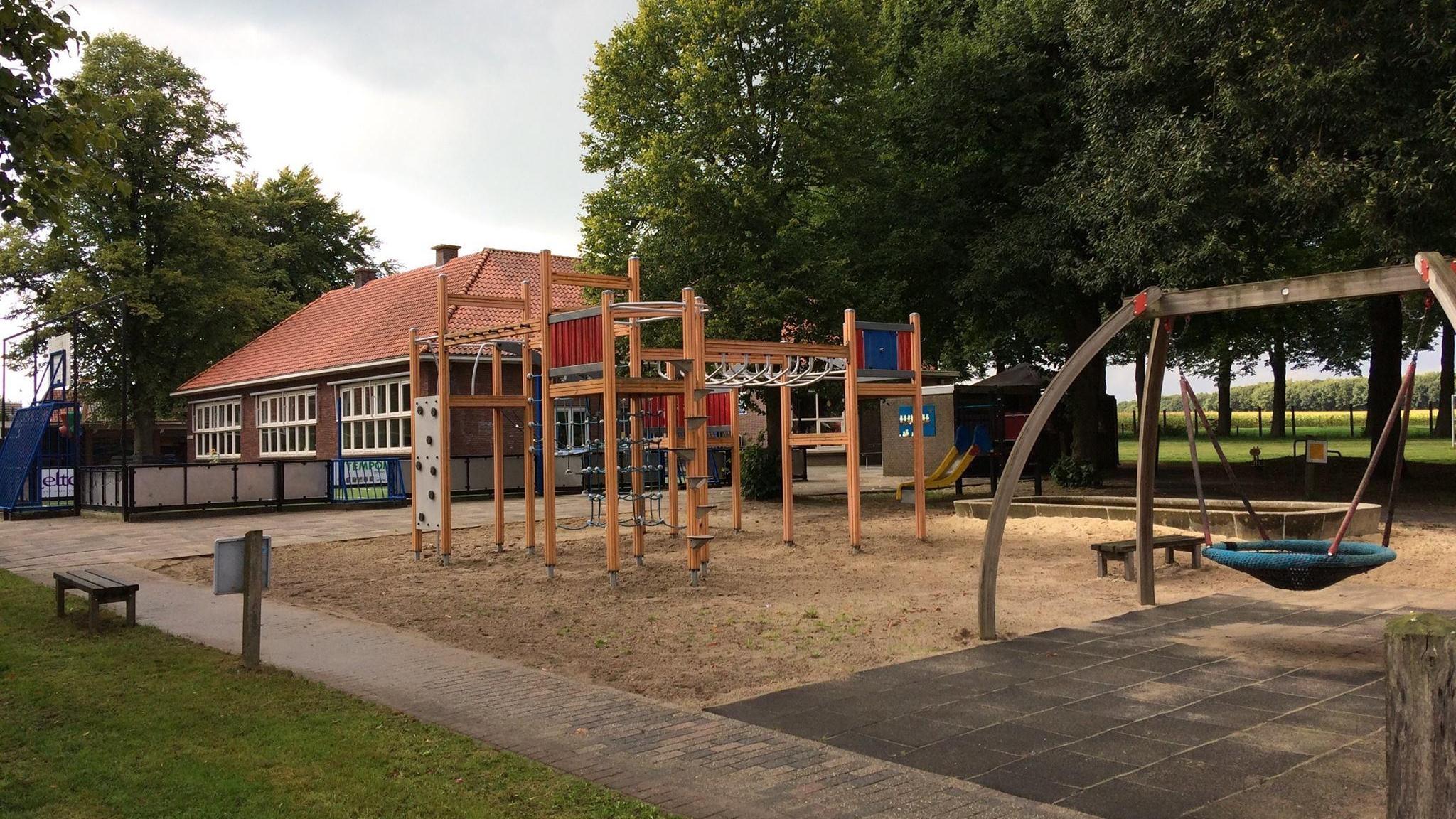 Het schoolplein van Basisschool Stokkum in Markelo met speeltuigen en een overzicht van het gebouw. Het schoolplein van Basisschool Stokkum in Markelo met speeltuigen en een overzicht van het gebouw.