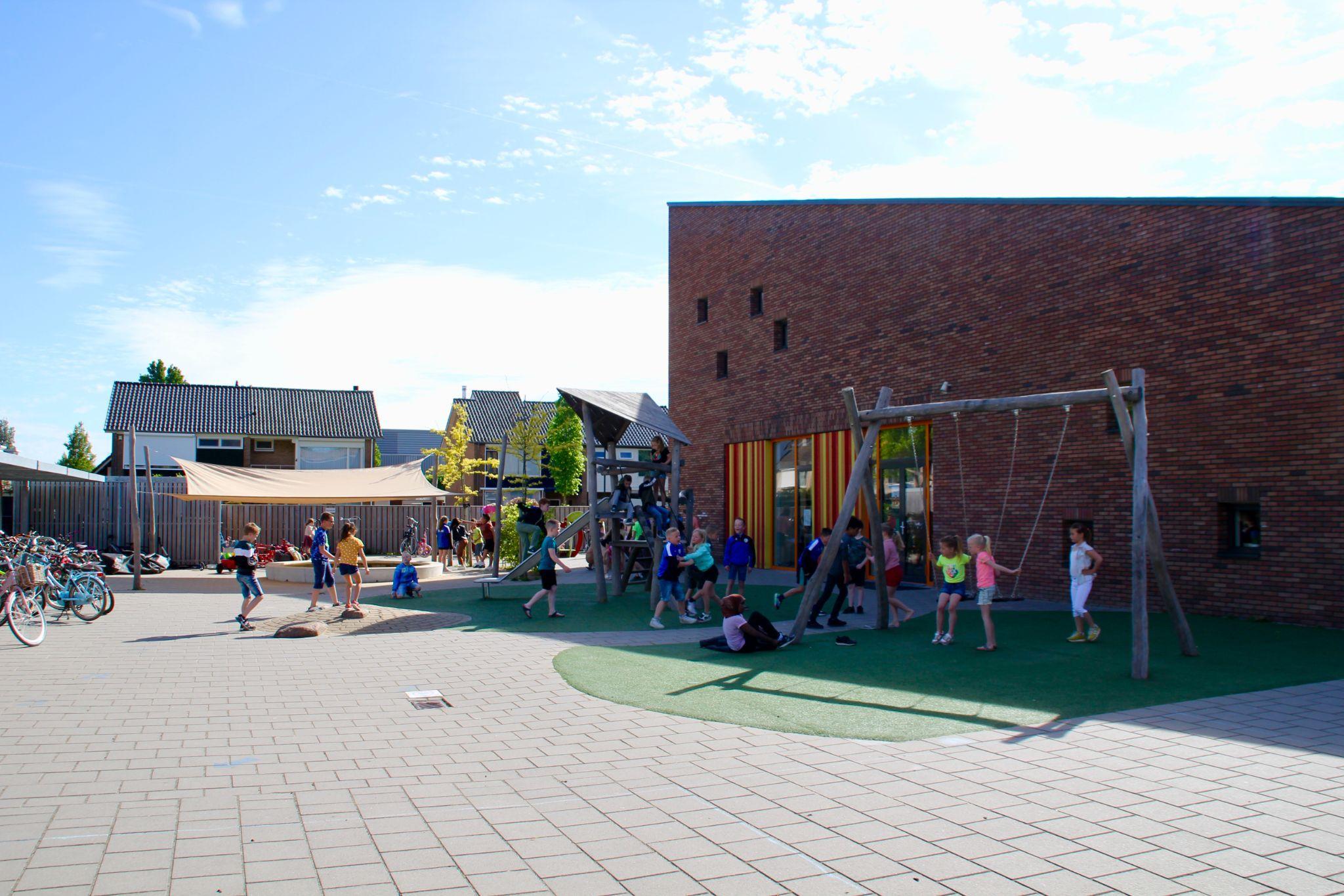 Het schoolplein van CBS De Parel in Rijswijk (Noord-Brabant) met spelende kinderen en moderne speeltoestellen. Het schoolplein van CBS De Parel in Rijswijk (Noord-Brabant) met spelende kinderen en moderne speeltoestellen.