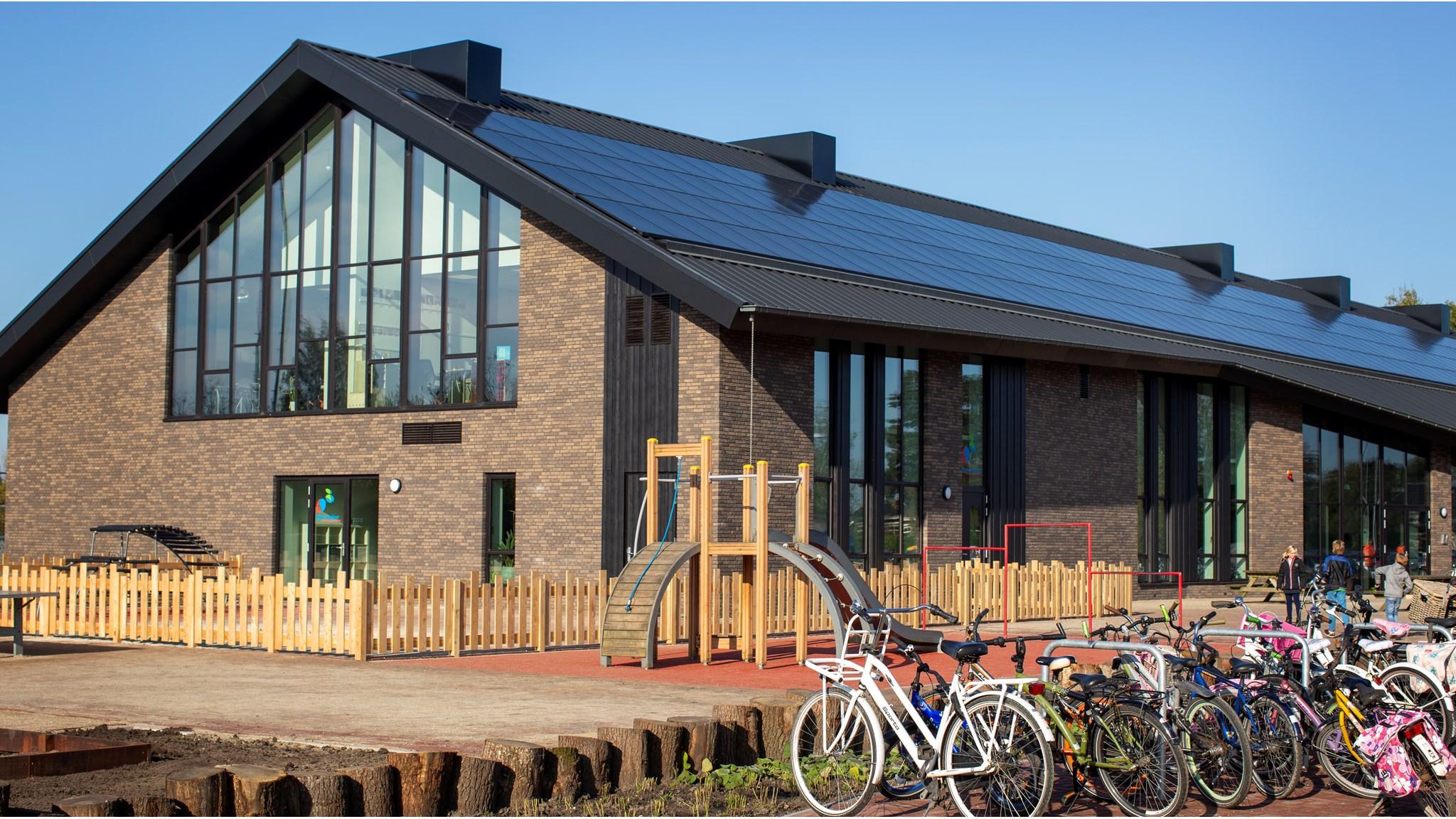 Het schoolplein van Christelijke basisschool Eben-Haëzer in Kamerik met de nieuwe speeltoestellen en fietsenstalling. Het schoolplein van Christelijke basisschool Eben-Haëzer in Kamerik met de nieuwe speeltoestellen en fietsenstalling.