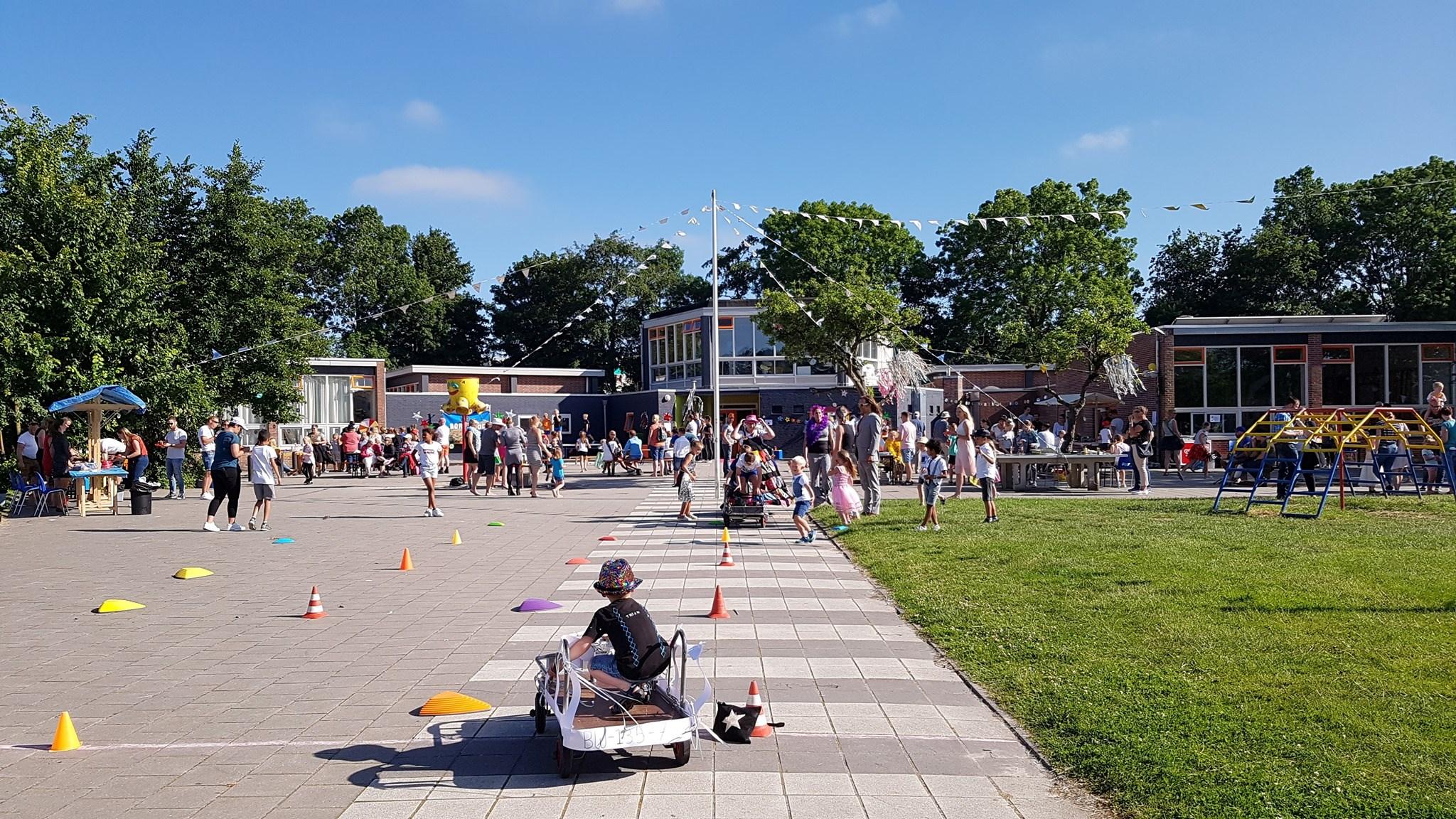 Het schoolplein van De Borgschool in Winsum (Groningen) tijdens een levendige activiteit met kinderen en ouders. Het schoolplein van De Borgschool in Winsum (Groningen) tijdens een levendige activiteit met kinderen en ouders.